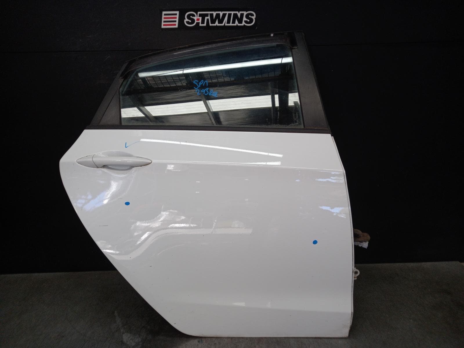 Used auto part listing image: 2016 HYUNDAI I30 RIGHT REAR DOOR SLIDING GD, 5DR HATCH, 03/12-04/17 0000369547