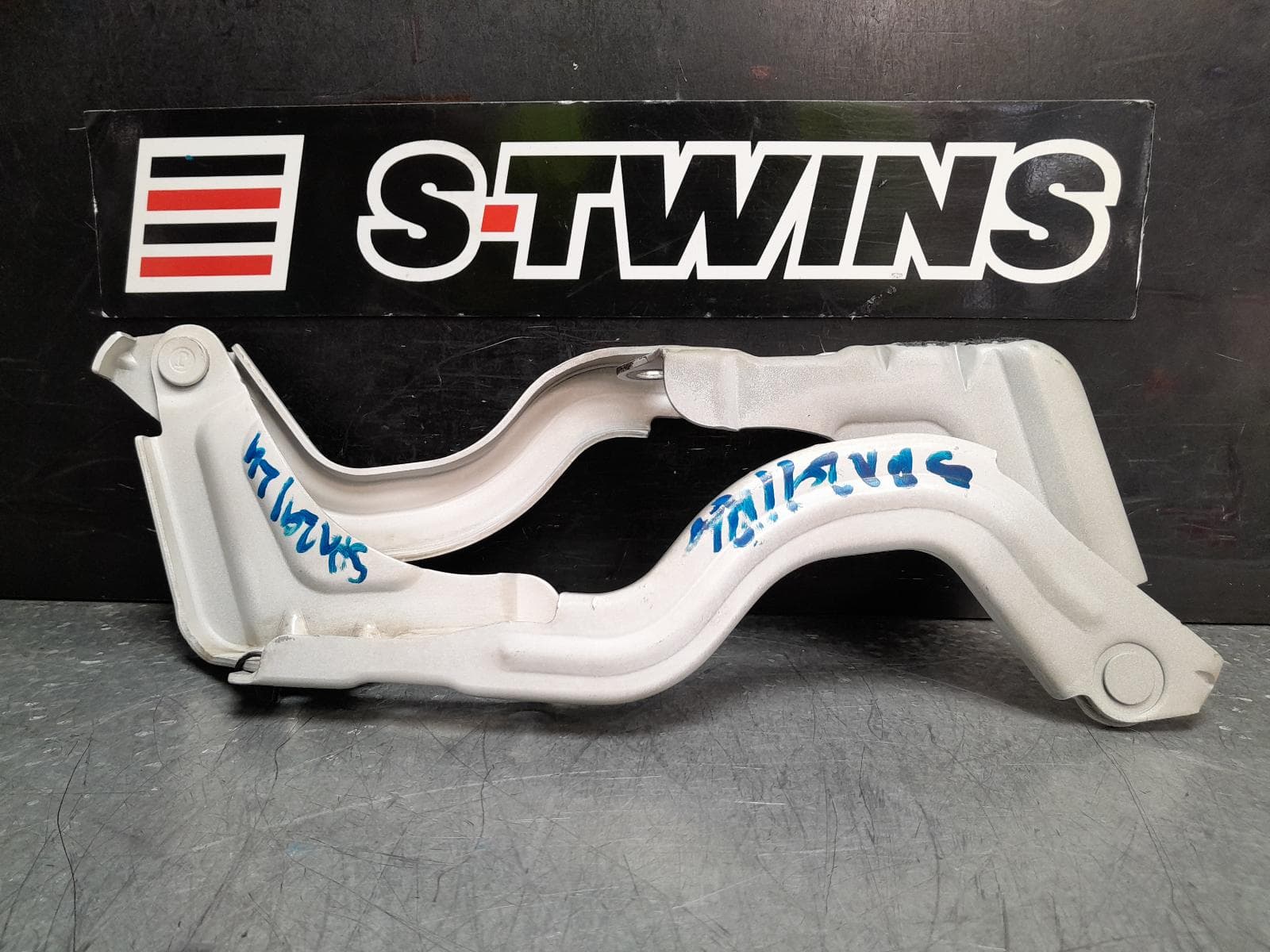 Used auto part listing image: 2014 HYUNDAI I30 BONNET HINGE STRUT HINGES (PAIR), GD, 5DR HATCH, 02/12-02/17 0000370575