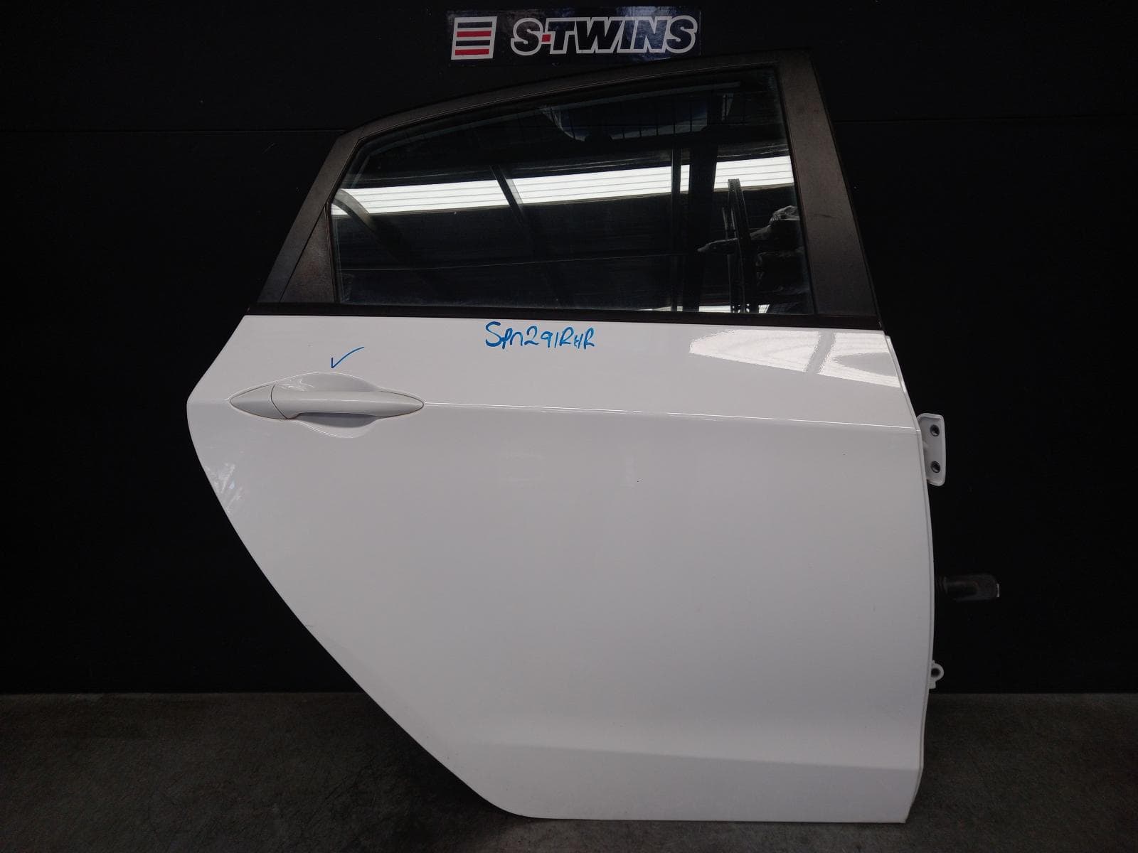 Used auto part listing image: 2014 HYUNDAI I30 RIGHT REAR DOOR SLIDING GD, 5DR HATCH, 03/12-04/17 0000370547
