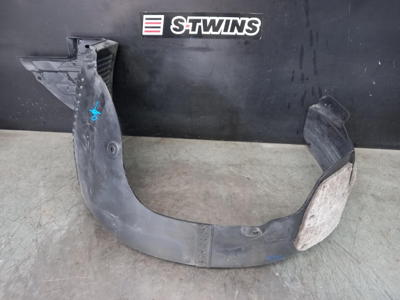 Used auto part listing image: 2014 HYUNDAI I30 LEFT GUARD LINER FRONT, GD, 5DR HATCH, 03/12-02/17 0000370585