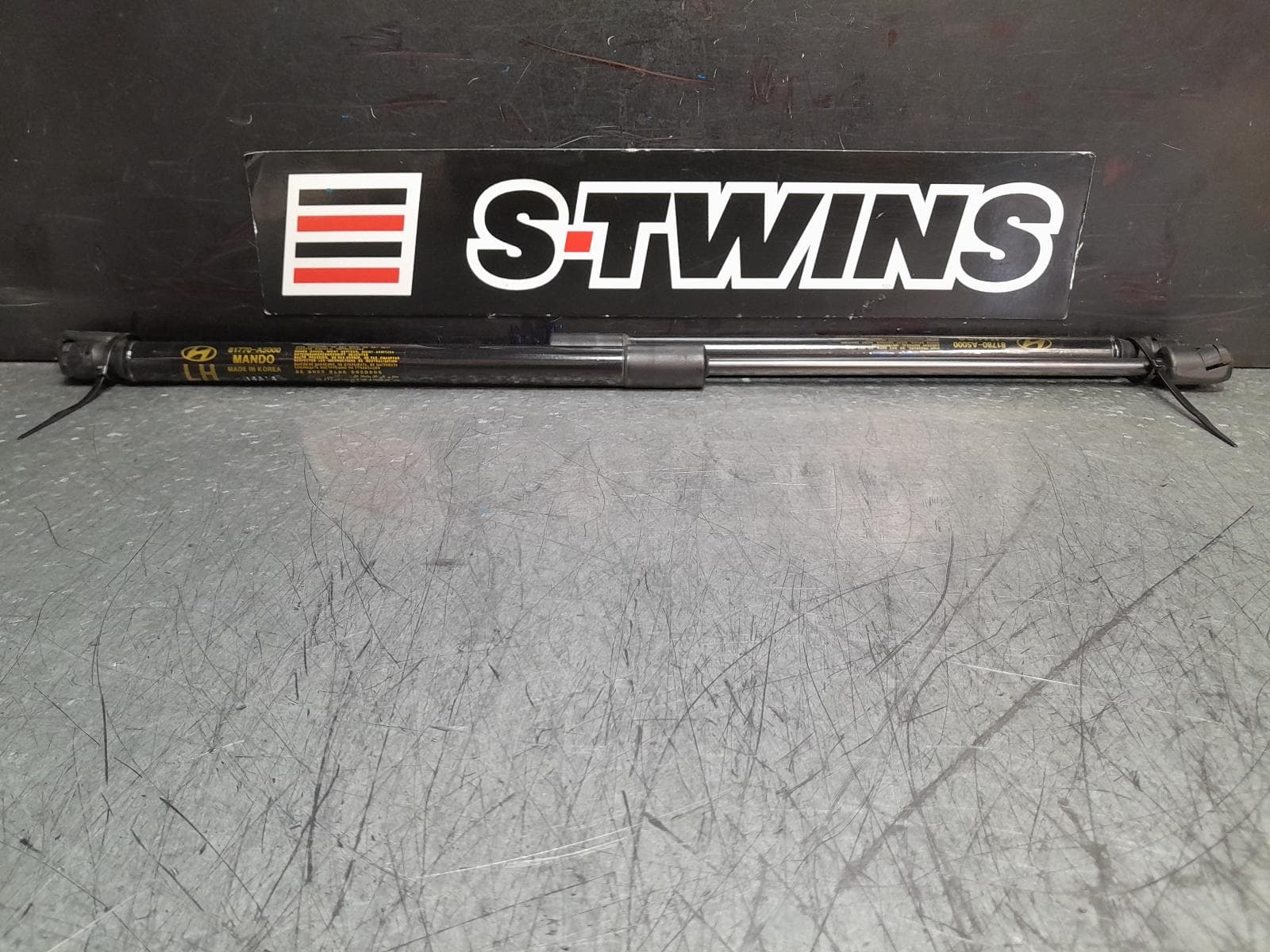 Used auto part listing image: 2014 HYUNDAI I30 HATCH STRUT TAILGATE STRUTS (PAIR), GD, 5DR HATCH, 03/12-02/17 0000370595