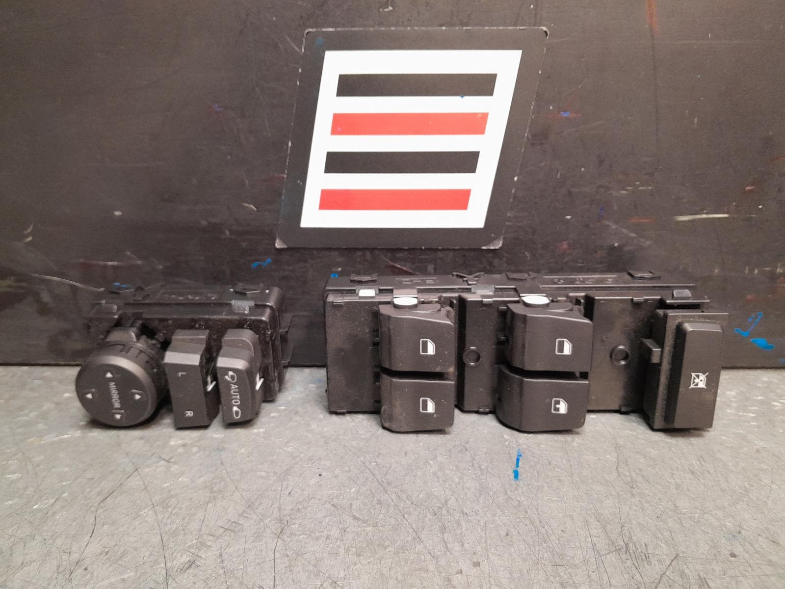 Used auto part listing image: 2020 HYUNDAI I30 PWR DR WIND SWITCH RH FRONT (MASTER SWITCH), PD, HATCH/FASTBACK/WAGON, W/ AUTO DOWN TYPE (DRIVER SIDE ONLY), 03/17- 0000379388