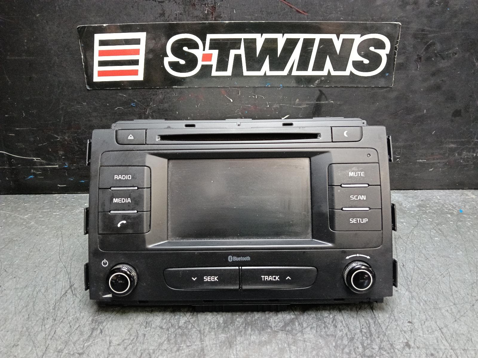 Used auto part listing image: 2017 KIA CARNIVAL/GRAND CARNIVAL RADIO/CD W/ BLUETOOTH, YP, 12/14-10/20 0000398885