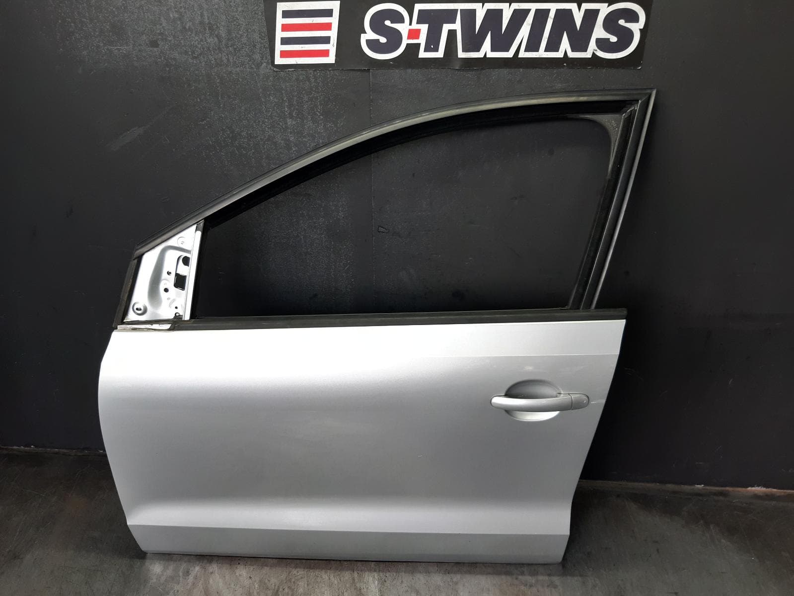 Used auto part listing image: 2013 VOLKSWAGEN POLO LEFT FRONT DOOR 6R, 5DR HATCH, 05/10-09/17 (AUS ONLY) 0000368007