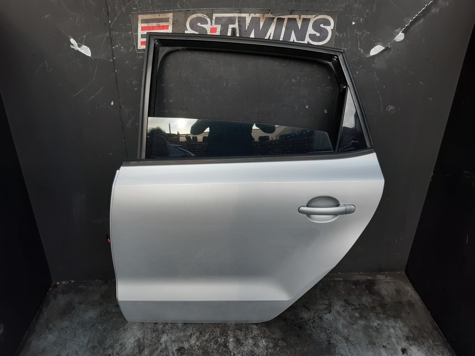 Used auto part listing image: 2013 VOLKSWAGEN POLO LEFT REAR DOOR SLIDING 6R, 5DR HATCH, 05/10-09/17 (AUS ONLY) 0000368006