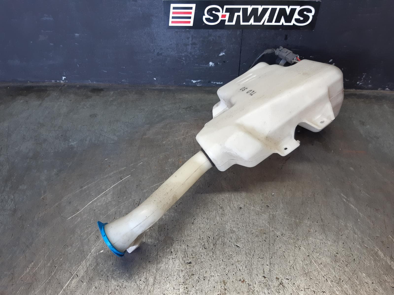 Used auto part listing image: 2012 HONDA ACCORD WASHER BOTTLE 8TH GEN (VIN MRHCP/JHMCU), W/ H/LAMP WASHERS TYPE, 02/08- 0000368582