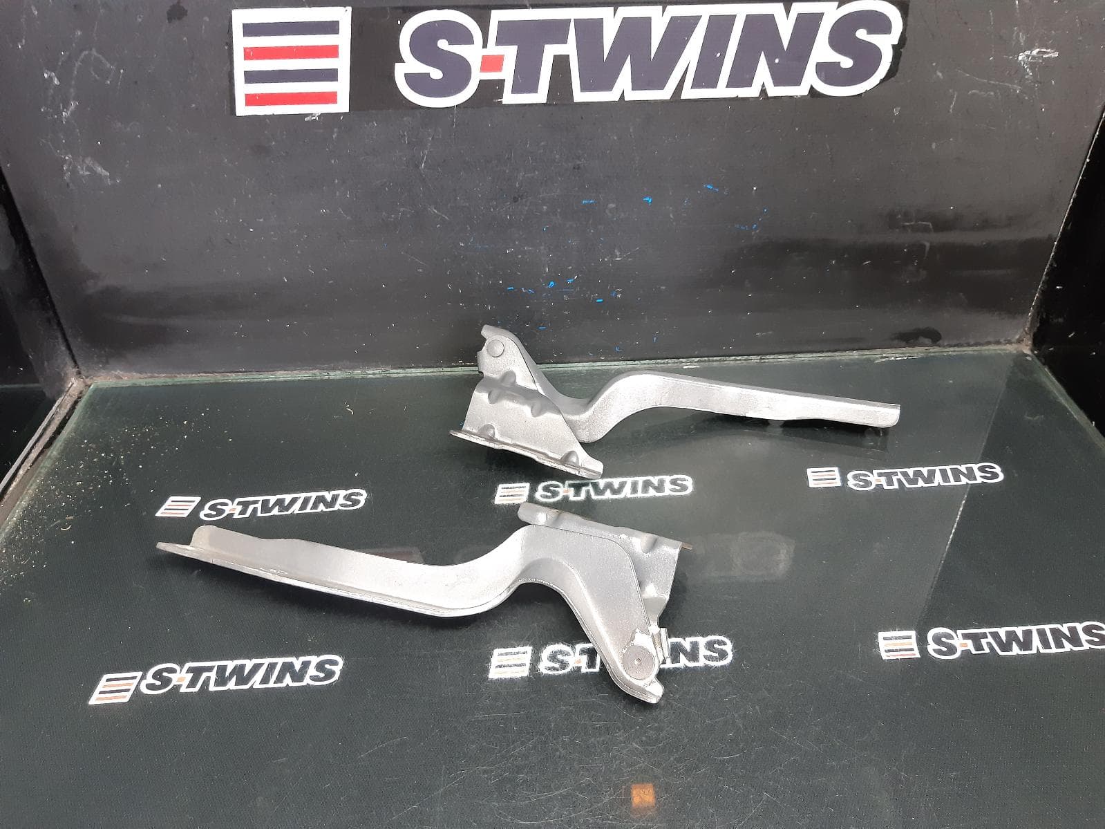 Used auto part listing image: 2014 NISSAN DUALIS BONNET HINGE STRUT PAIR, J10, 10/07-05/14 0000368396