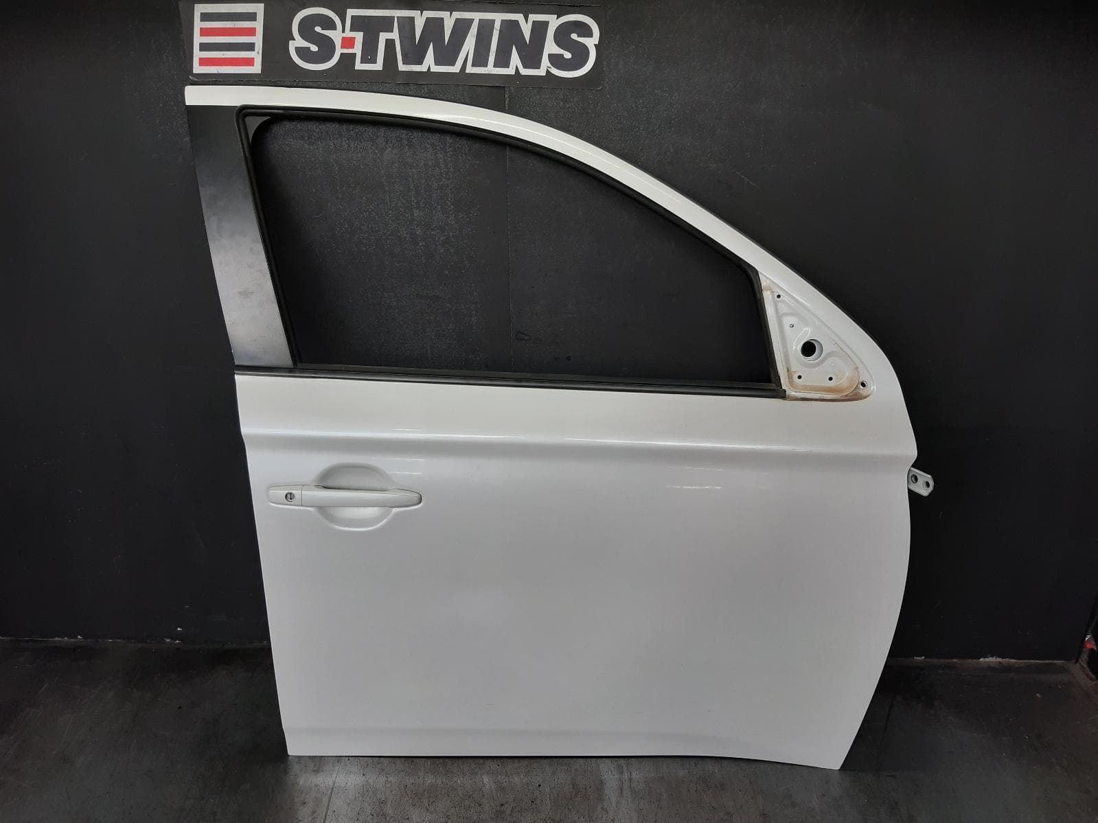 Used auto part listing image: 2014 MITSUBISHI OUTLANDER RIGHT FRONT DOOR ZJ, 10/12-03/15 0000368725