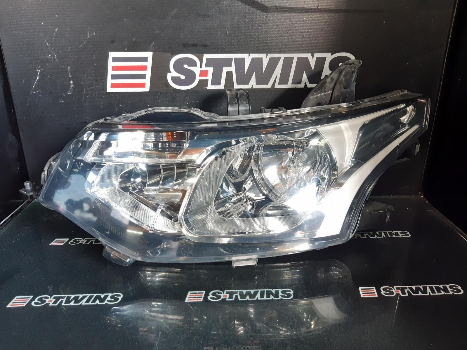 Used auto part listing image: 2014 MITSUBISHI OUTLANDER LEFT HEADLAMP ZJ, HALOGEN, 10/12-03/15 0000369092