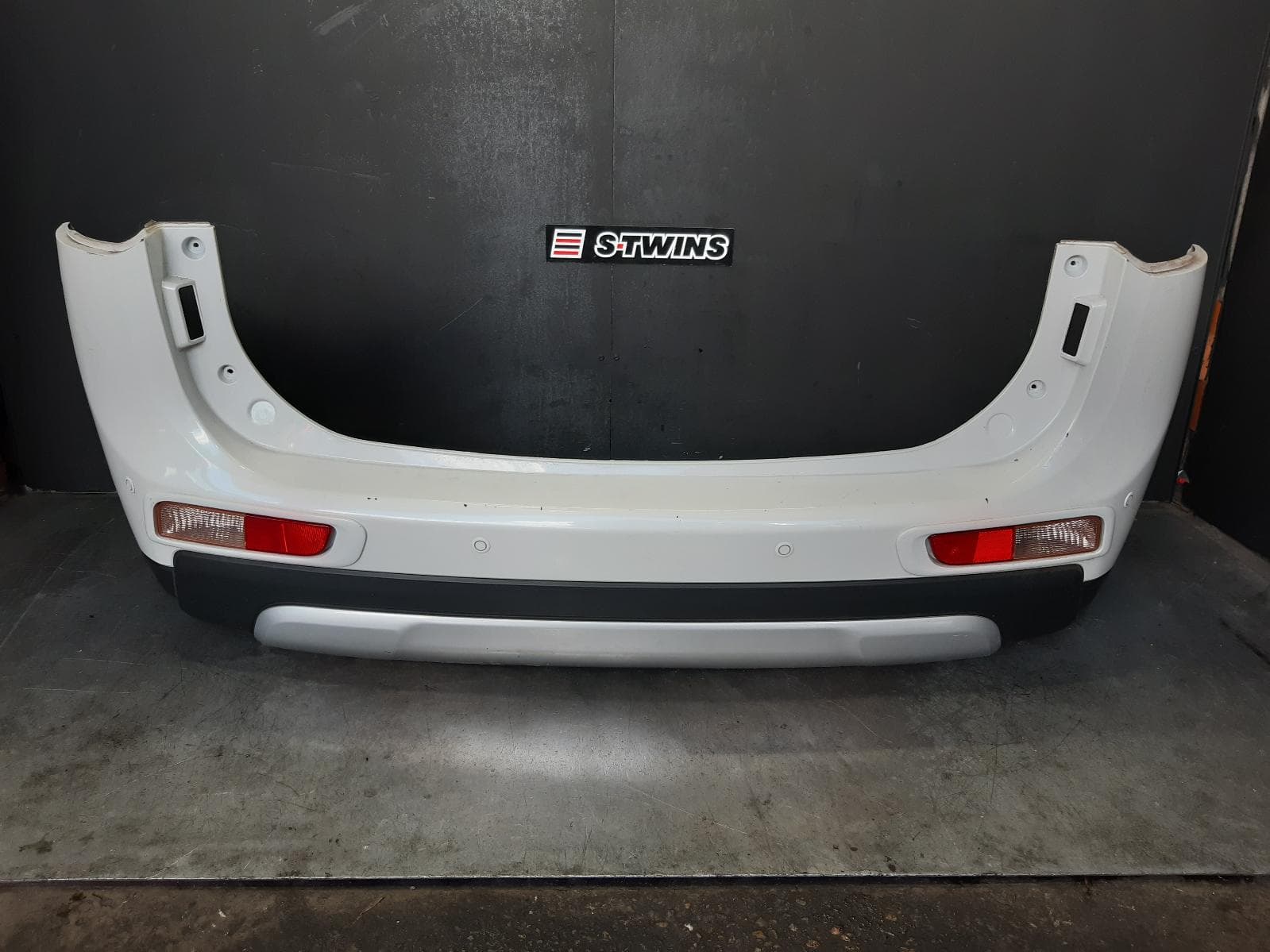 Used auto part listing image: 2014 MITSUBISHI OUTLANDER REAR BUMPER ZJ, BUMPER BAR, FLARED, 03/14-12/14 0000368724