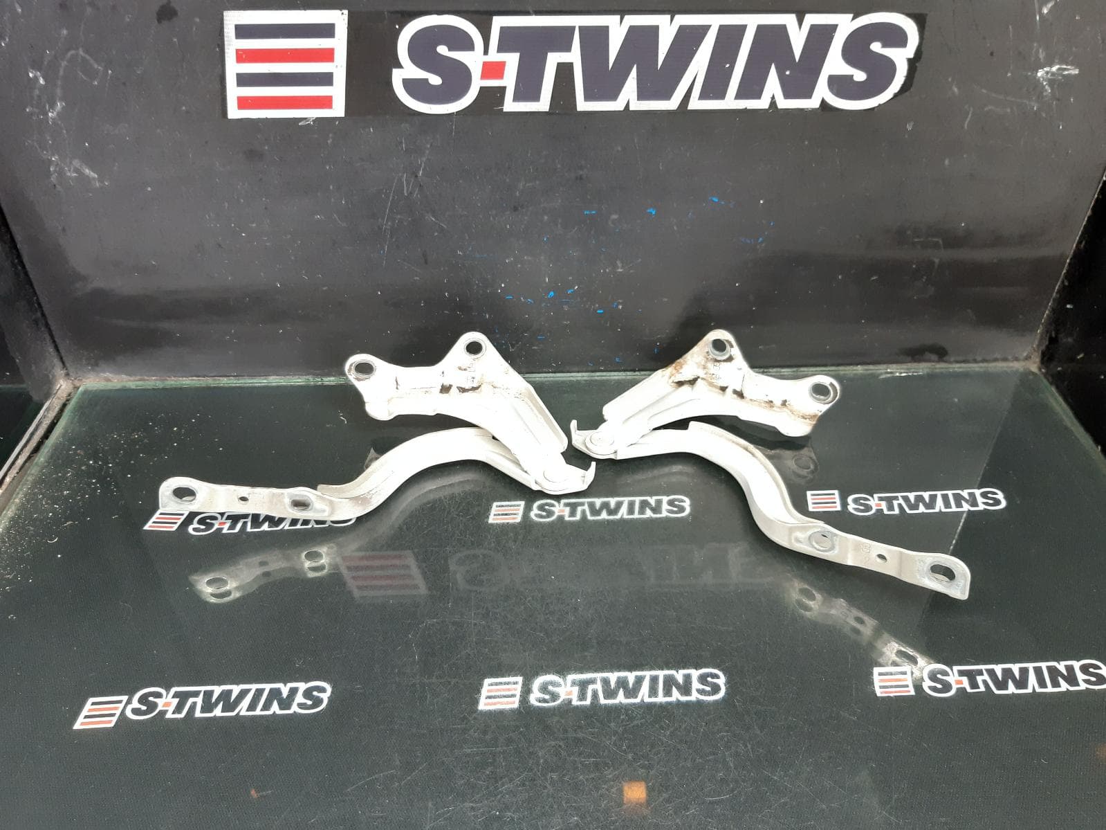 Used auto part listing image: 2013 HYUNDAI I30 BONNET HINGE STRUT HINGES (PAIR), GD, 5DR HATCH, 02/12-02/17 0000368540
