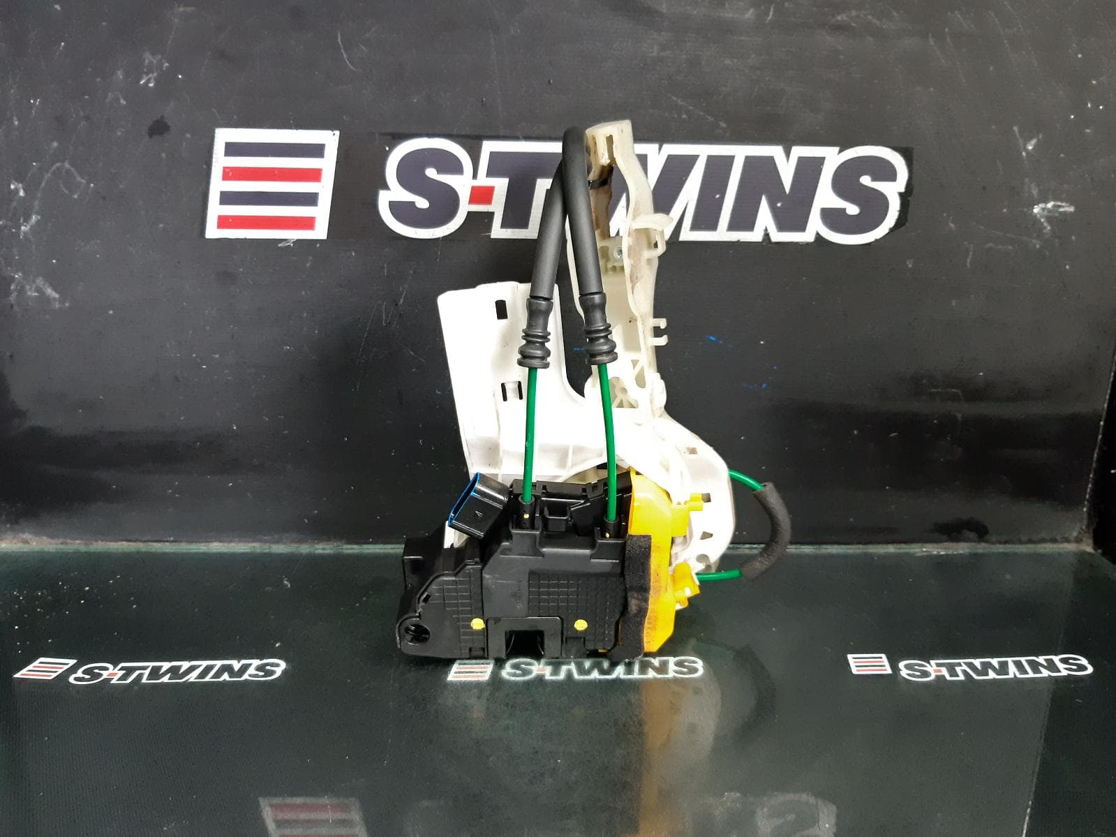 Used auto part listing image: 2013 HYUNDAI I30 DOOR BOOT GATE LOCK RIGHT FRONT DOOR LOCK, GD, 5DR HATCH, STANDARD HANDLE TYPE, 03/12-02/17 0000368542