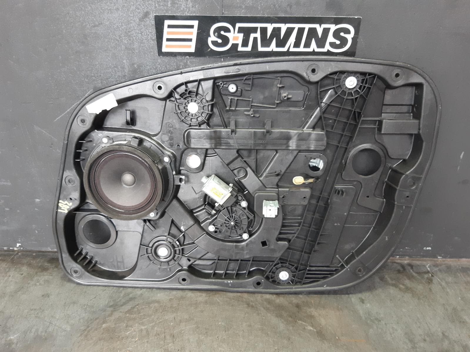 Used auto part listing image: 2013 HYUNDAI I30 RIGHT FRONT WINDOW REG MOTOR GD, HATCH, DOOR REG ASSY (REG AND MOTOR), 5DR, (MOTOR-2 PIN), AUTO DOWN SWITCH TYPE, 03/12-04/17 0000368537