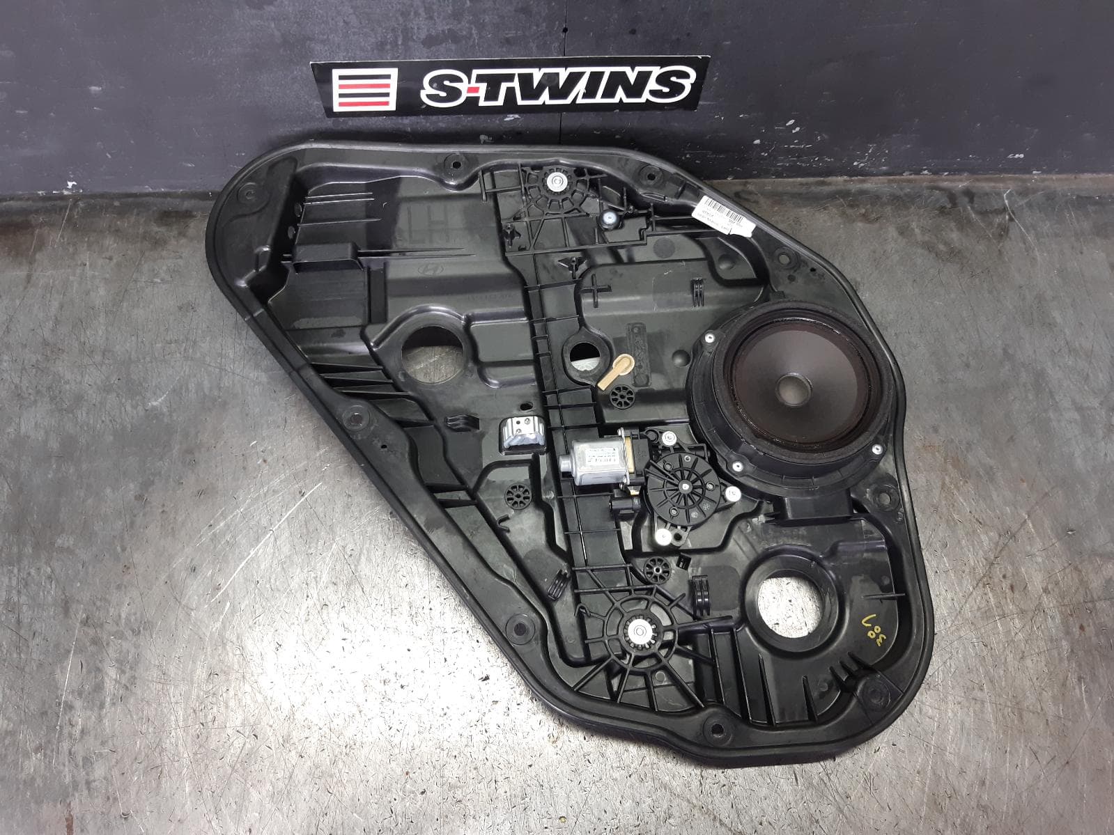 Used auto part listing image: 2013 HYUNDAI I30 LEFT REAR WND REG MOTOR GD, HATCH, DOOR REG ASSY (REG AND MOTOR), (MOTOR-2 PIN), 03/12-04/17 0000368536