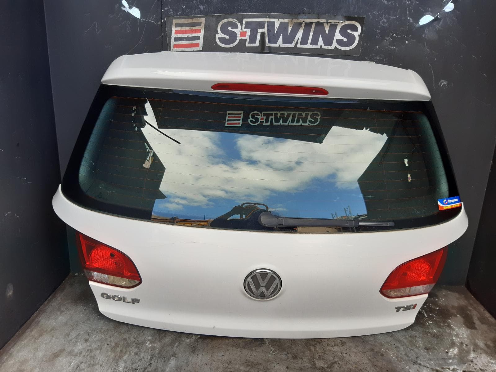 Used auto part listing image: 2010 VOLKSWAGEN GOLF BOOTLID TAILGATE TAILGATE, GEN 6, HATCH, NON SPOILER TYPE, 10/08-03/13 0000368833