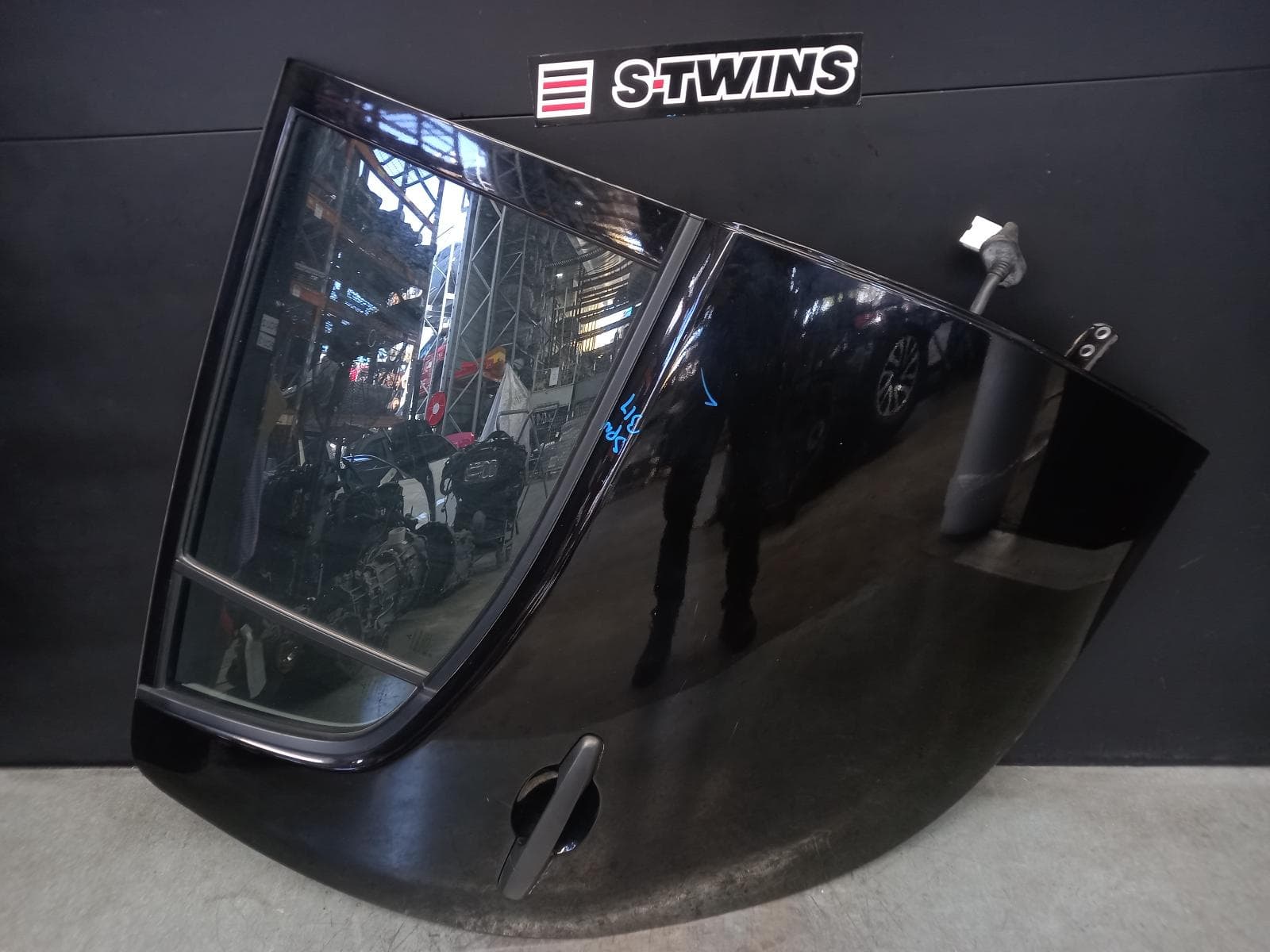 Used auto part listing image: 2014 MITSUBISHI TRITON RIGHT REAR DOOR SLIDING MN, DUAL CAB, NON MOULD TYPE, 08/09-04/15 0000373136