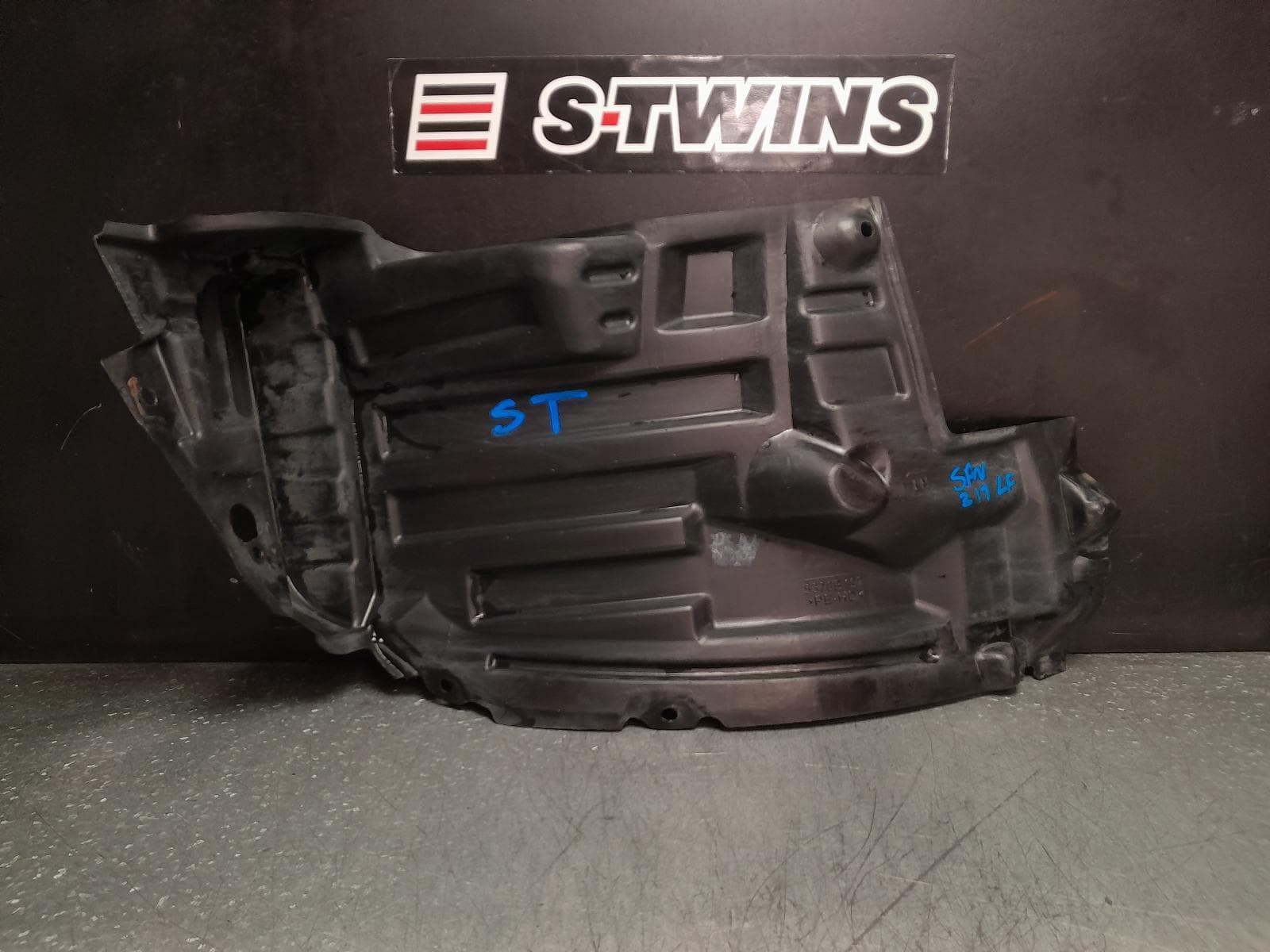 Used auto part listing image: 2014 MITSUBISHI TRITON LEFT GUARD LINER ML-MN, FRONT SECTION, 07/06-04/15 0000372048