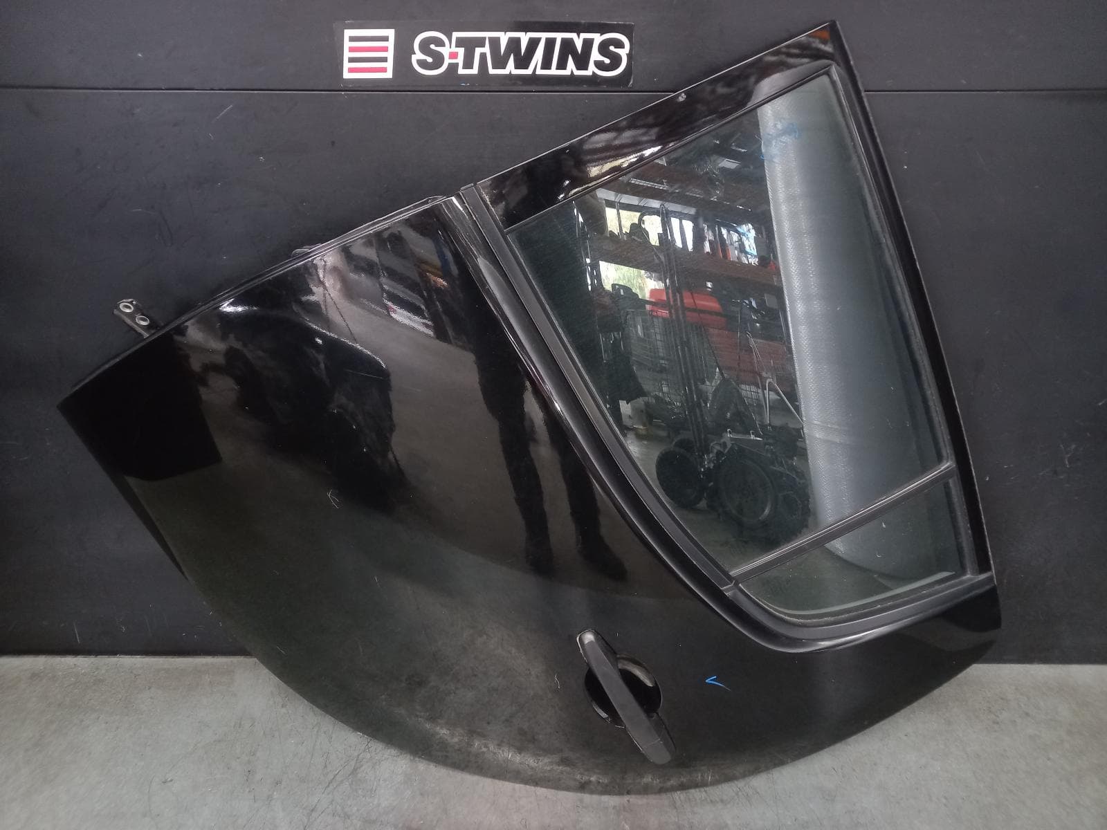 Used auto part listing image: 2014 MITSUBISHI TRITON LEFT REAR DOOR SLIDING MN, DUAL CAB, NON MOULD TYPE, 08/09-04/15 0000372014