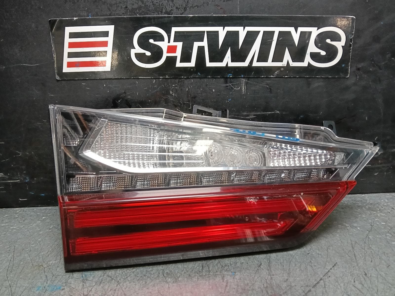 Used auto part listing image: 2018 LEXUS RX SERIES REAR GARNISH TAILGATE LAMP (LH SIDE), AL20, F SPORTS/SPORTS LUXURY, LED TYPE, 09/15-10/19 0000401347