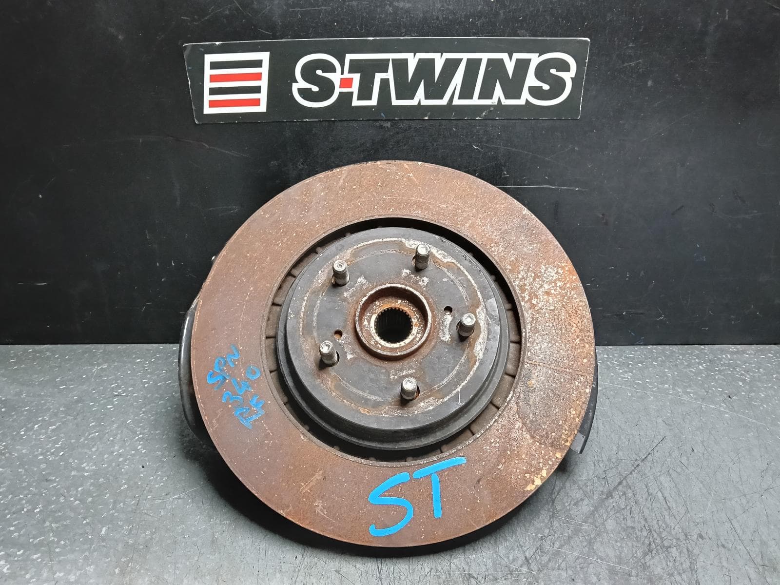 Used auto part listing image: 2018 LEXUS RX SERIES RIGHT FRONT HUB ASSEMBLY AL20, 09/15- 0000385416