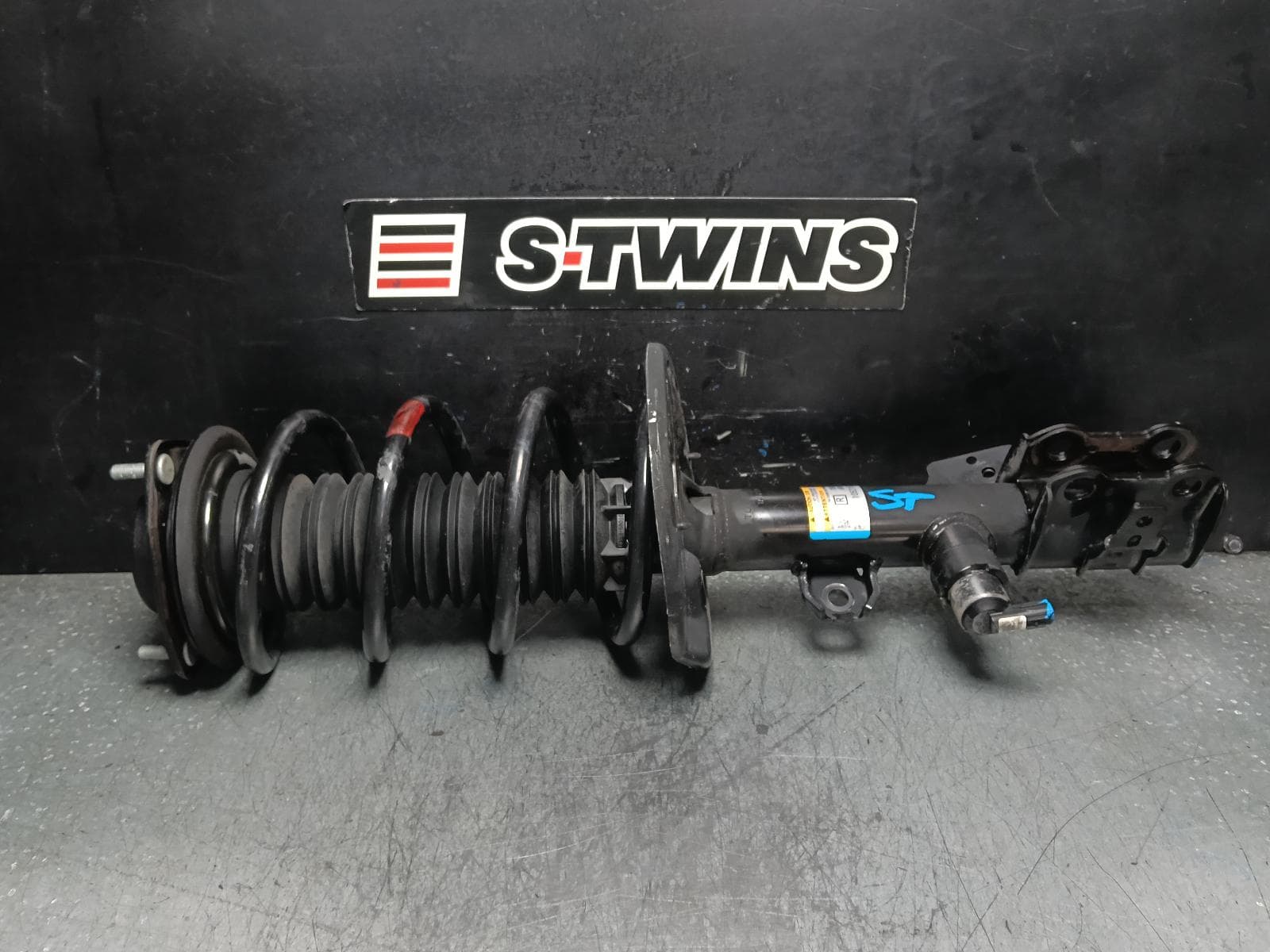Used auto part listing image: 2018 LEXUS RX SERIES RIGHT FRONT STRUT AL20, W/ ADAPTIVE TYPE, 10/15-10/19 0000401351