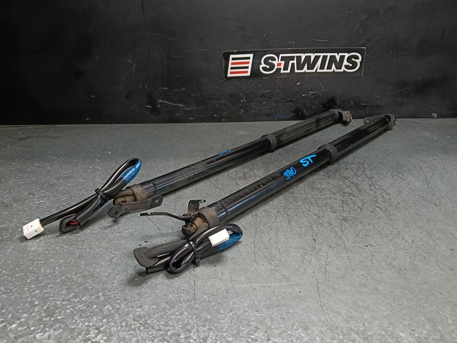Used auto part listing image: 2018 LEXUS RX SERIES HATCH STRUT AL20, 10/15-08/22 0000401376