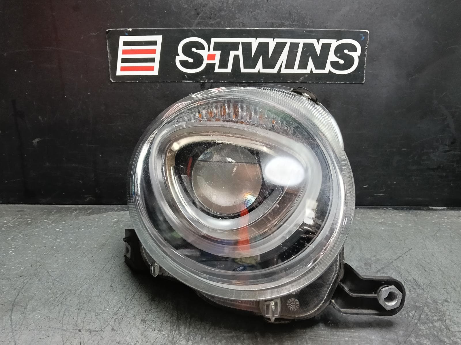 Used auto part listing image: 2017 FIAT 500 RIGHT HEADLAMP HALOGEN TYPE, NON 500E, 10/15- 0000410878