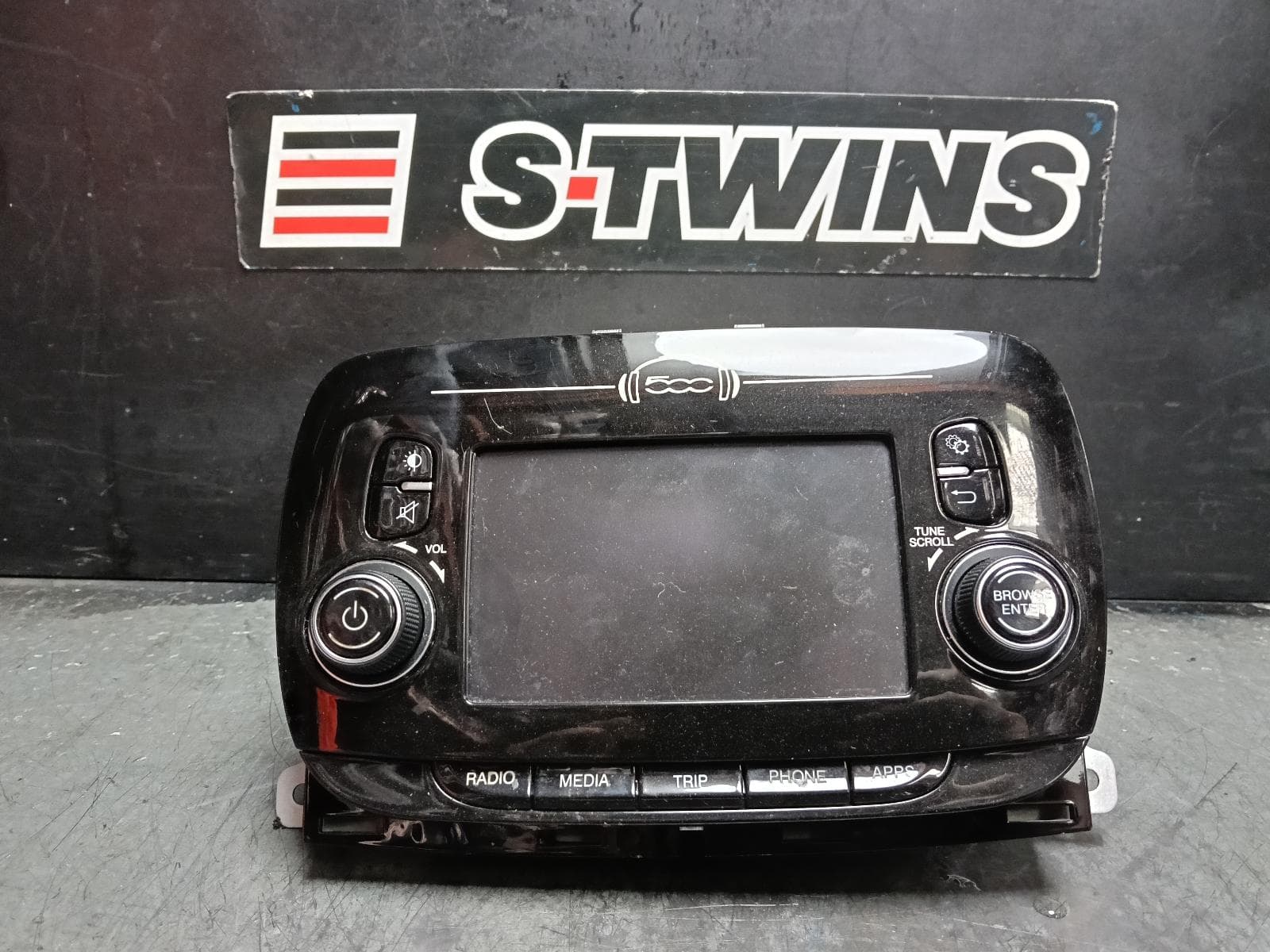 Used auto part listing image: 2017 FIAT 500 HEAD UNIT, W/ DISPLAY UNIT, 5IN TOUCHSCREEN, NON SAT NAV TYPE, 10/15-09/19 0000410882