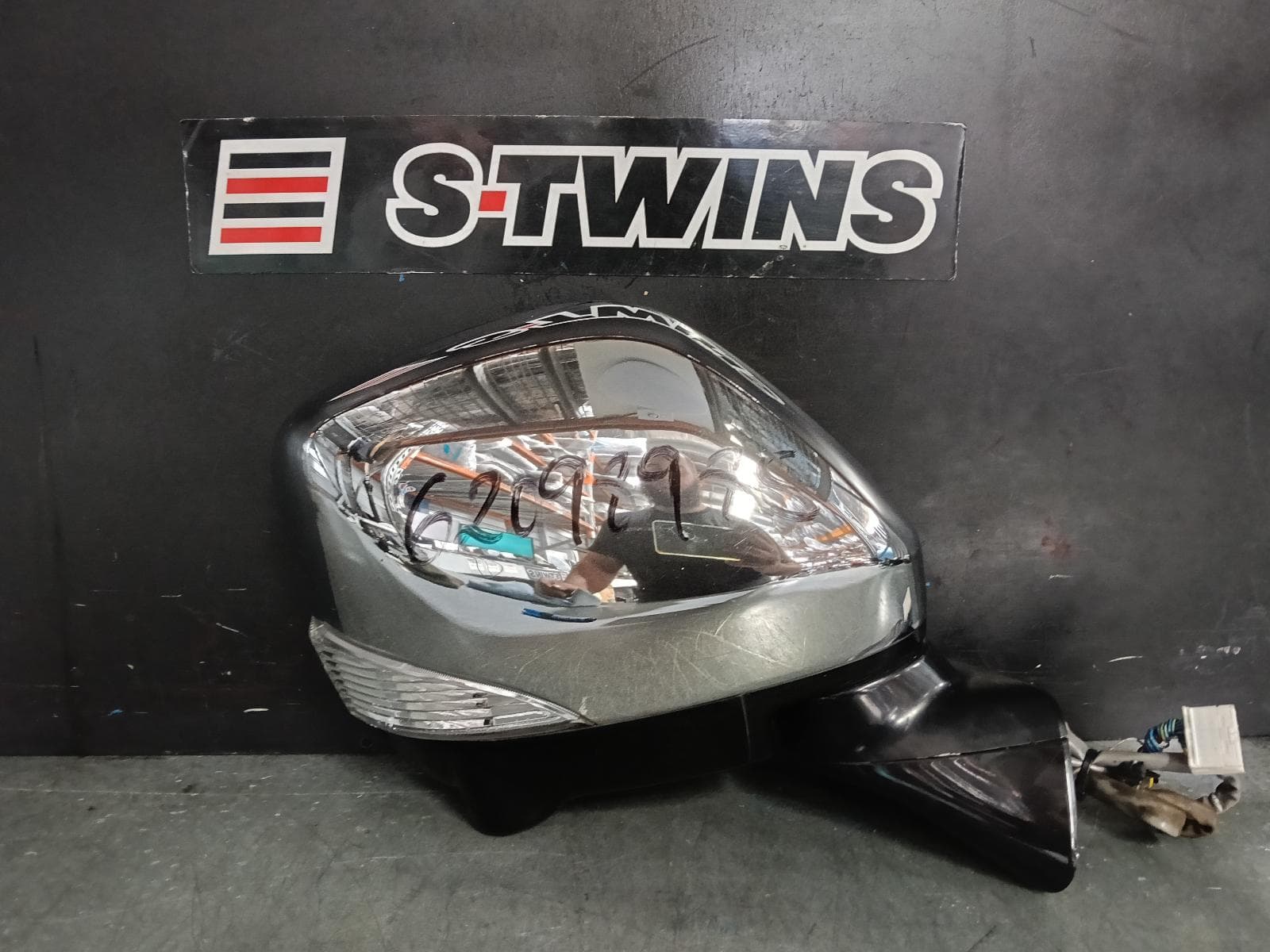 Used auto part listing image: 2010 NISSAN ELGRAND RIGHT DOOR MIRROR E52, W/ INDICATOR & CAMERA TYPE, 08/10- (IMPORT) 0000390424