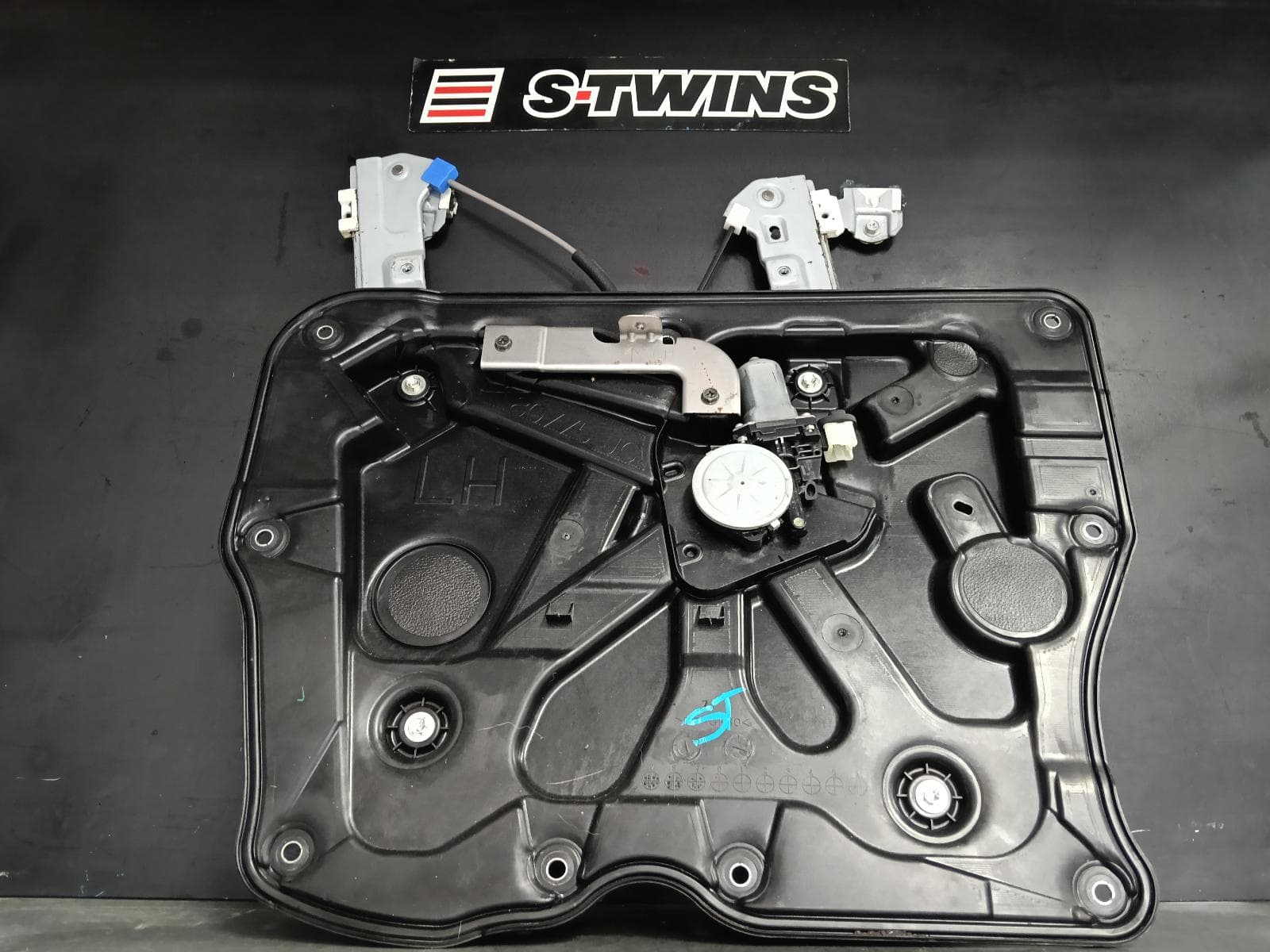 Used auto part listing image: 2010 NISSAN ELGRAND LEFT FRONT WINDOW REG MOTOR E52, 08/10-08/25 0000390410