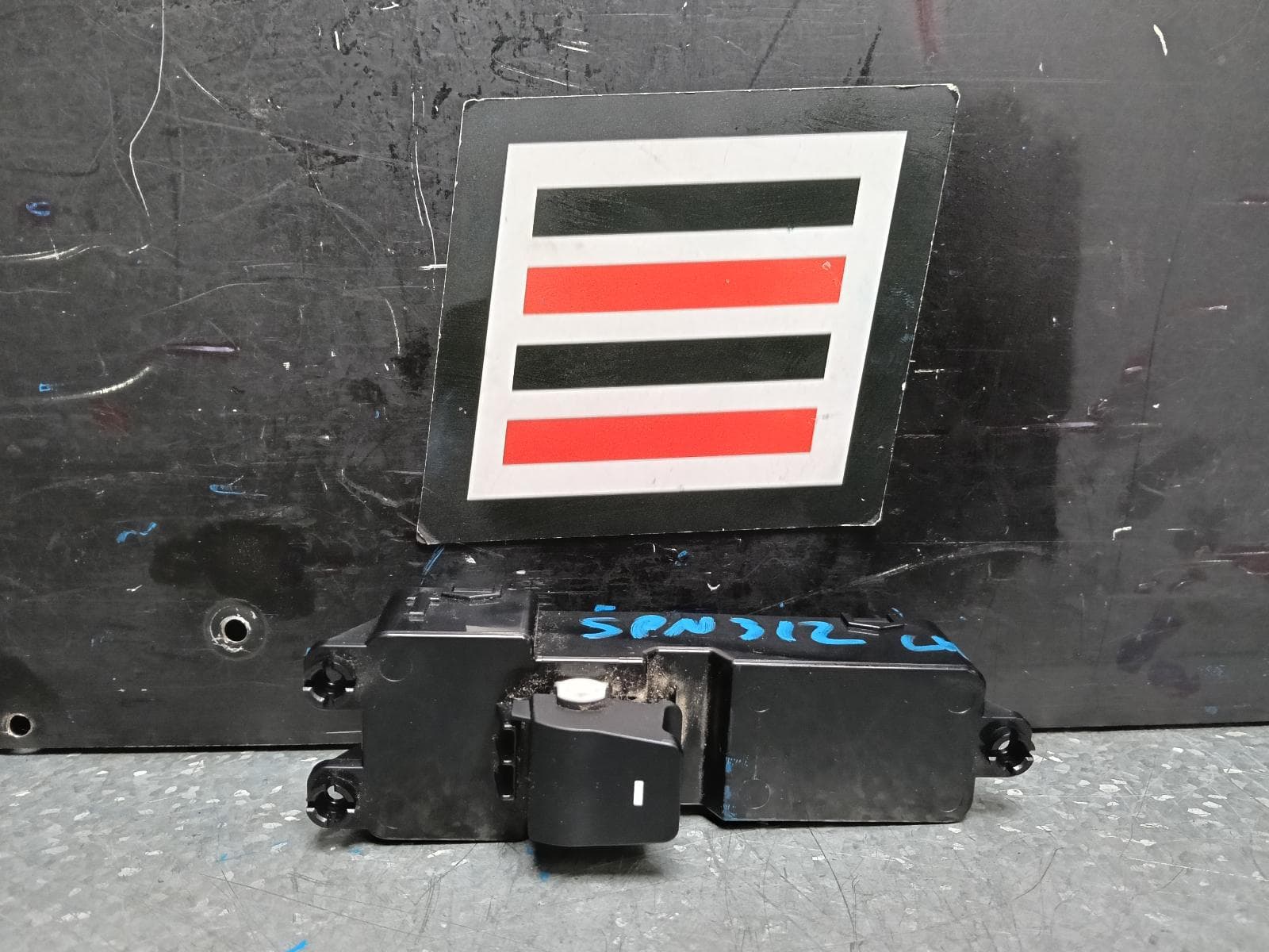 Used auto part listing image: 2015 HYUNDAI TUCSON PWR DR WIND SWITCH LH FRONT, TL, 06/15-01/21 0000383288