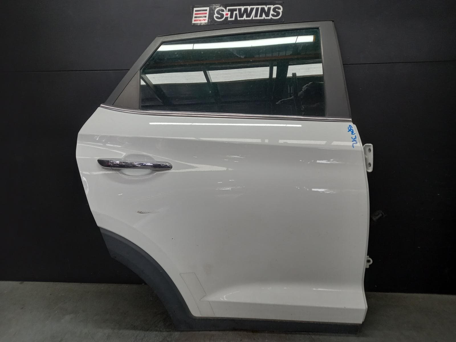 Used auto part listing image: 2015 HYUNDAI TUCSON RIGHT REAR DOOR SLIDING TL, CZECH BUILT (VIN TMAJ), 06/15-06/18 0000383001