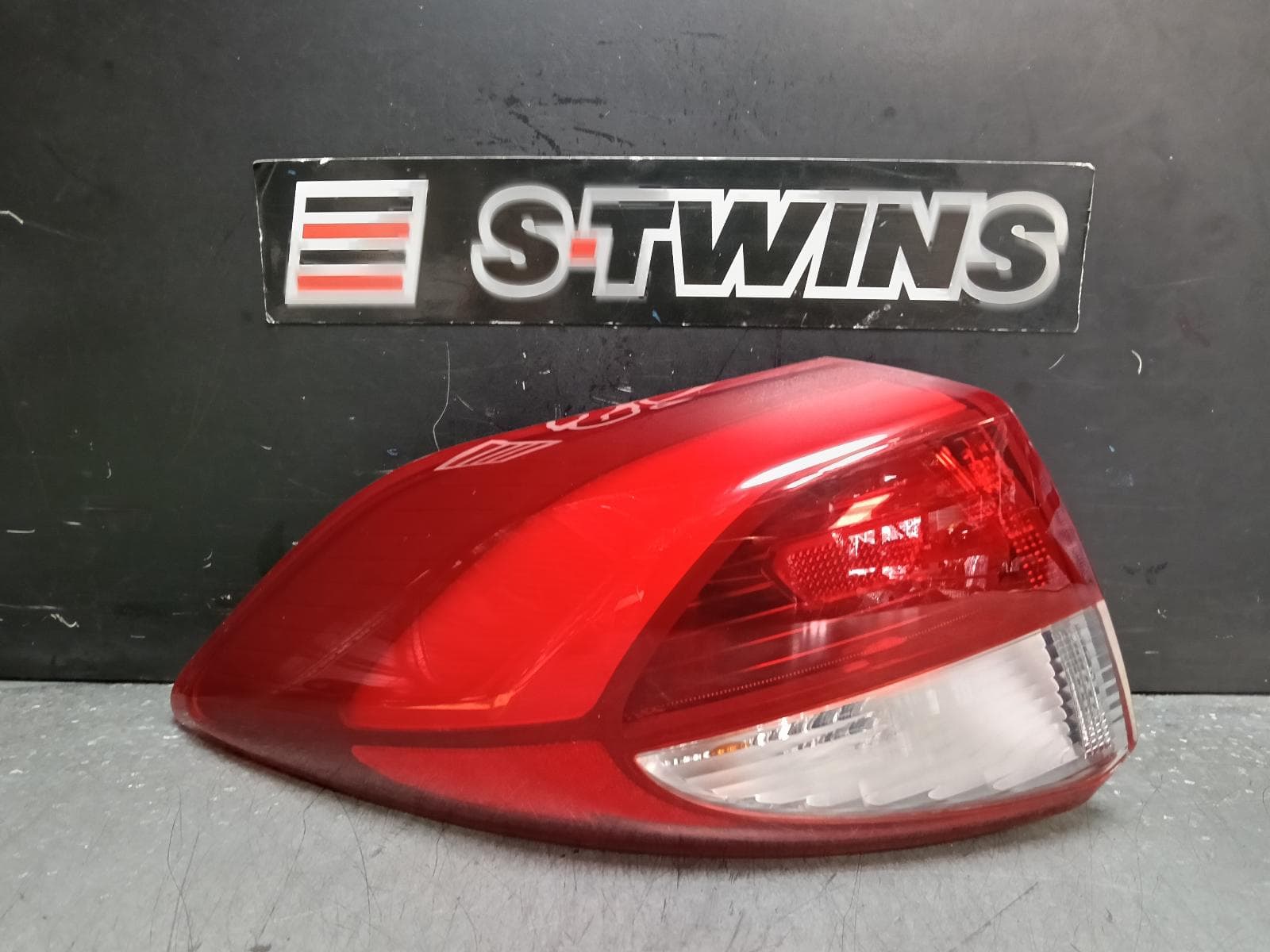 Used auto part listing image: 2015 HYUNDAI TUCSON LEFT TAILLIGHT IN BODY, TL, ACTIVE/ELITE, CZECH BUILT (VIN TMAJ), NON LED TYPE, 06/15-06/18 0000383301