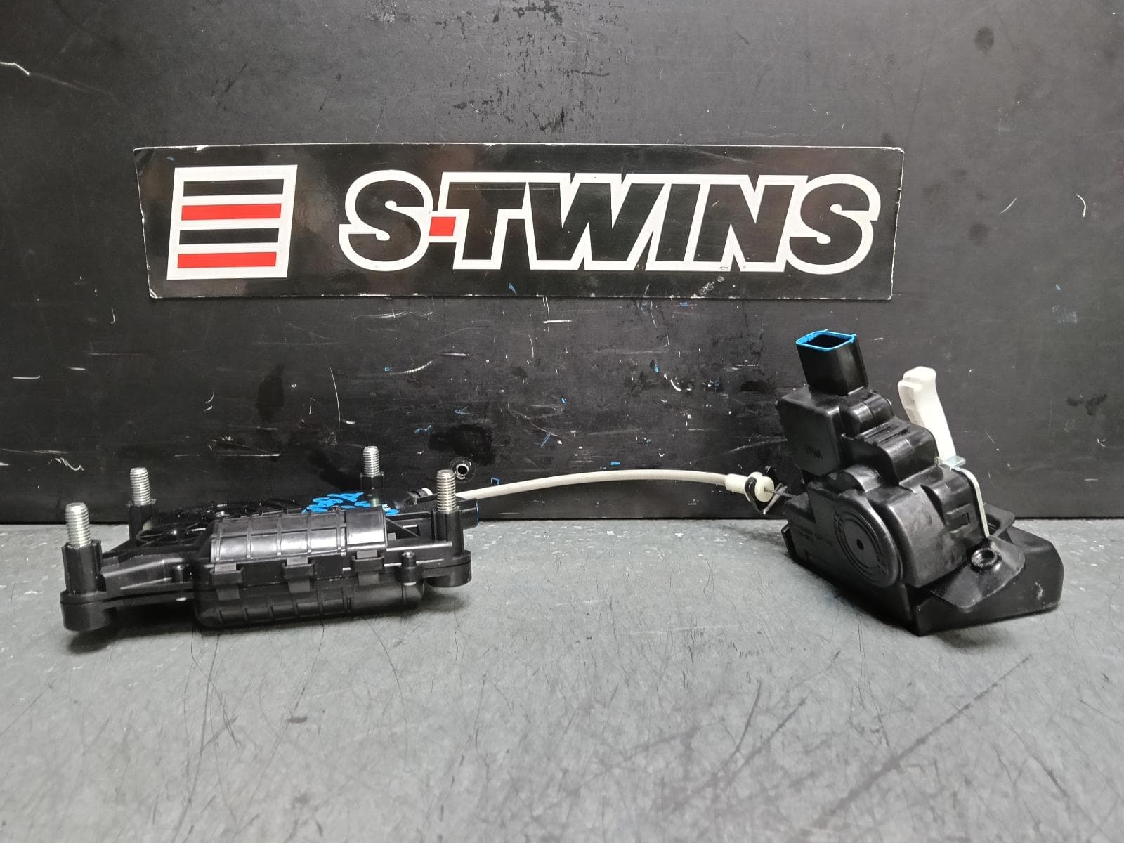 Used auto part listing image: 2015 HYUNDAI TUCSON DOOR BOOT GATE LOCK TAILGATE LOCK, W/POWER TAILGATE TYPE, TL, 06/15-01/21 0000383303