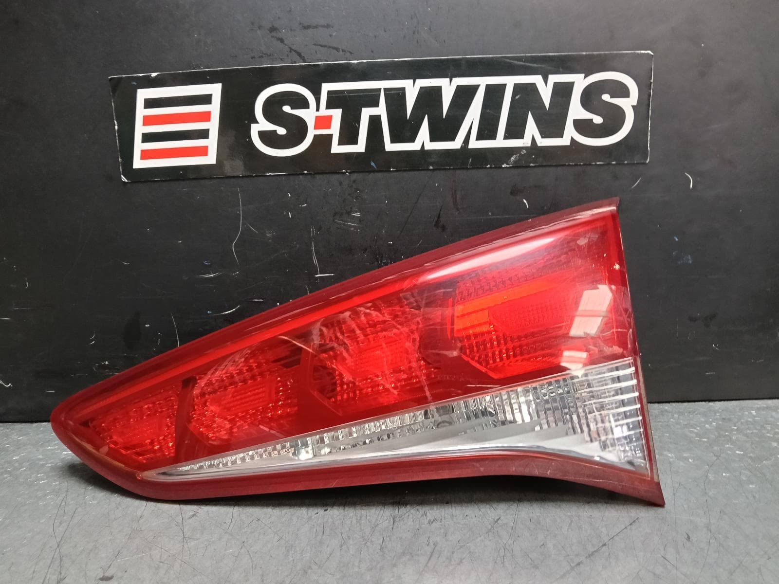 Used auto part listing image: 2015 HYUNDAI TUCSON REAR GARNISH TAILGATE LAMP (RH SIDE), TL, ACTIVE/ELITE, CZECH BUILT (VIN TMAJ), NON LED TYPE, 06/15-06/18 0000383305