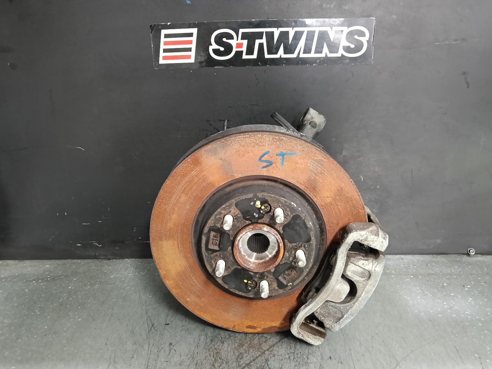 Used auto part listing image: 2015 HYUNDAI TUCSON RIGHT FRONT HUB ASSEMBLY TL, AWD, 06/15-06/18 0000383307