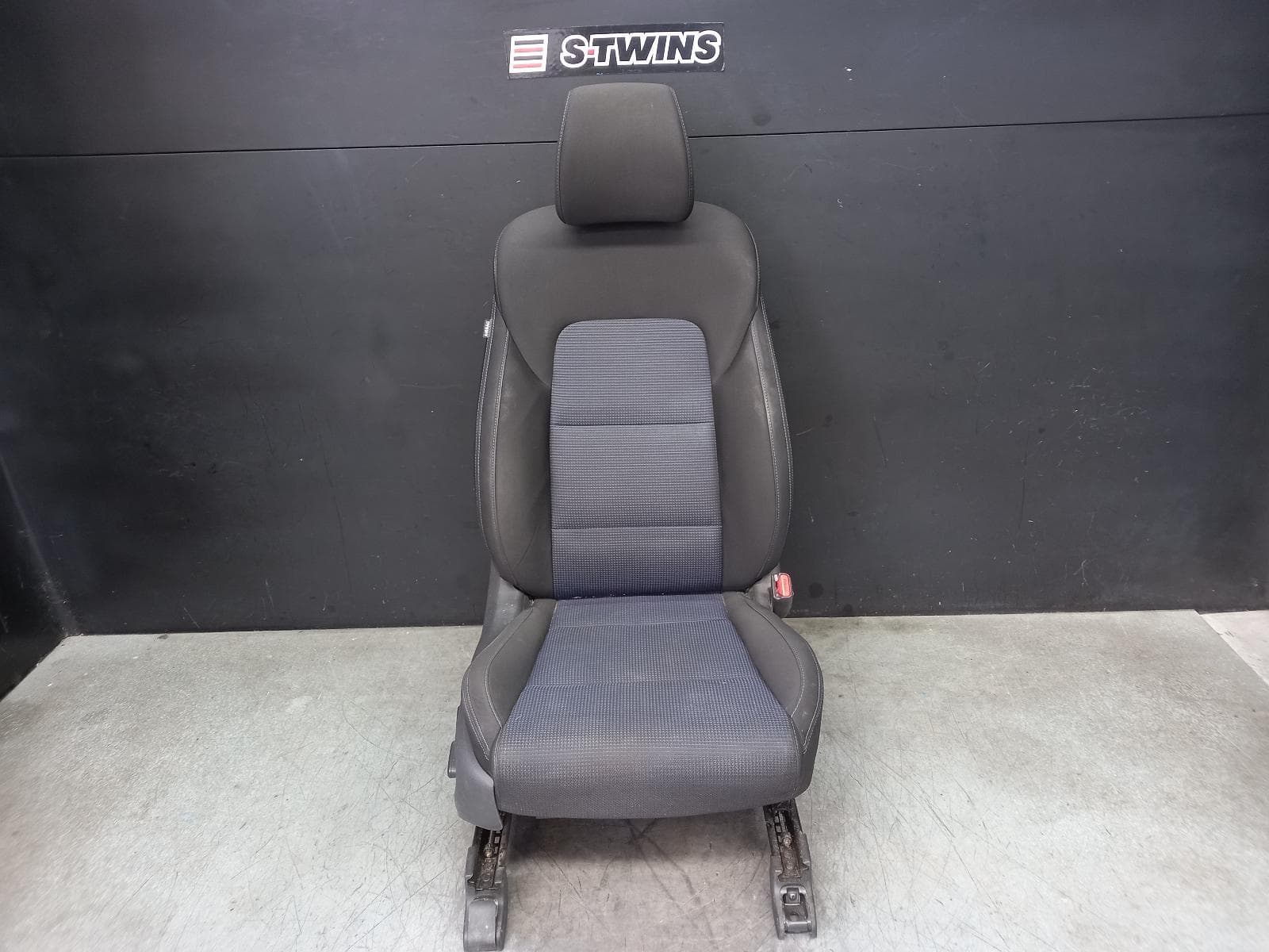 Used auto part listing image: 2015 HYUNDAI TUCSON FRONT SEAT RH FRONT, TL, CLOTH, ELITE, 06/15-01/21 0000383223