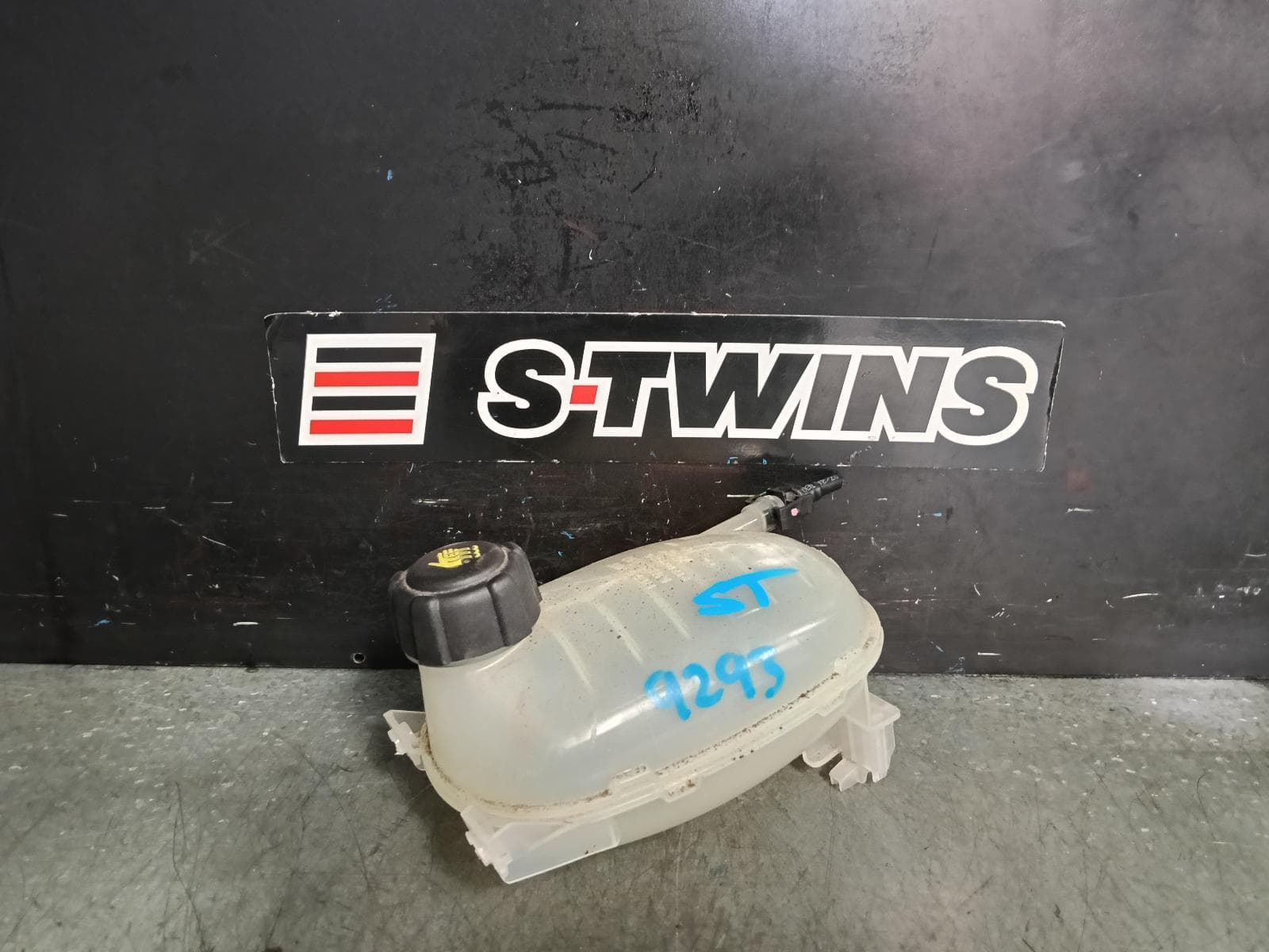 Used auto part listing image: 2021 RENAULT ARKANA OVERFLOW BOTTLE JL1, 1.3, H5HT, PETROL, 05/21- 0000391892
