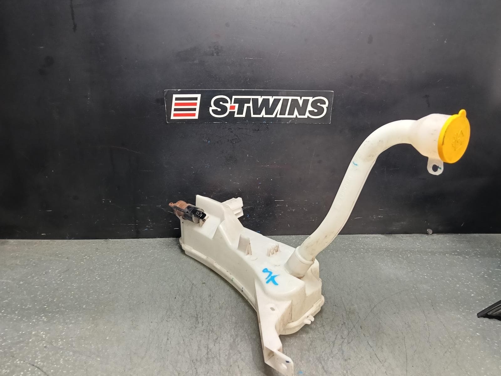 Used auto part listing image: 2021 RENAULT ARKANA WASHER BOTTLE JL1, 05/21- 0000391893