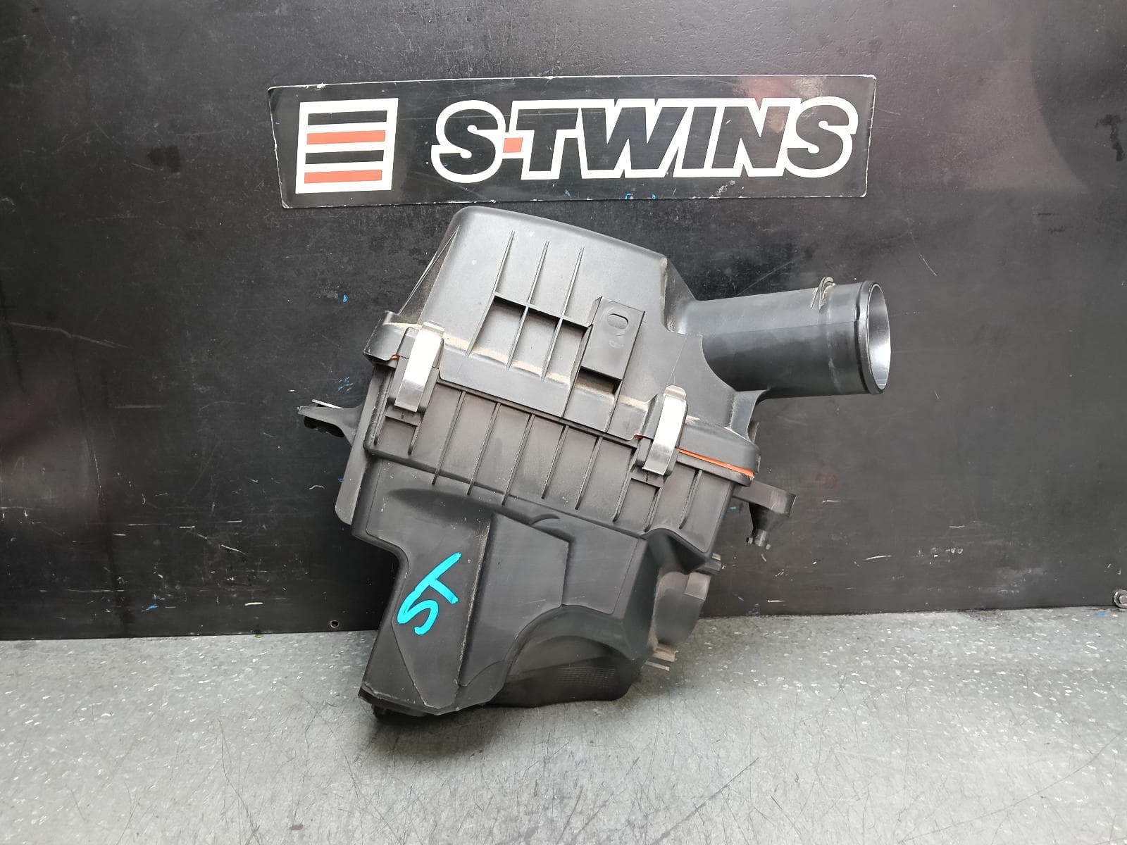 Used auto part listing image: 2021 RENAULT ARKANA AIR CLEANER BOX AIR CLEANER, 1.3, PETROL, JL1, 05/21- 0000391895