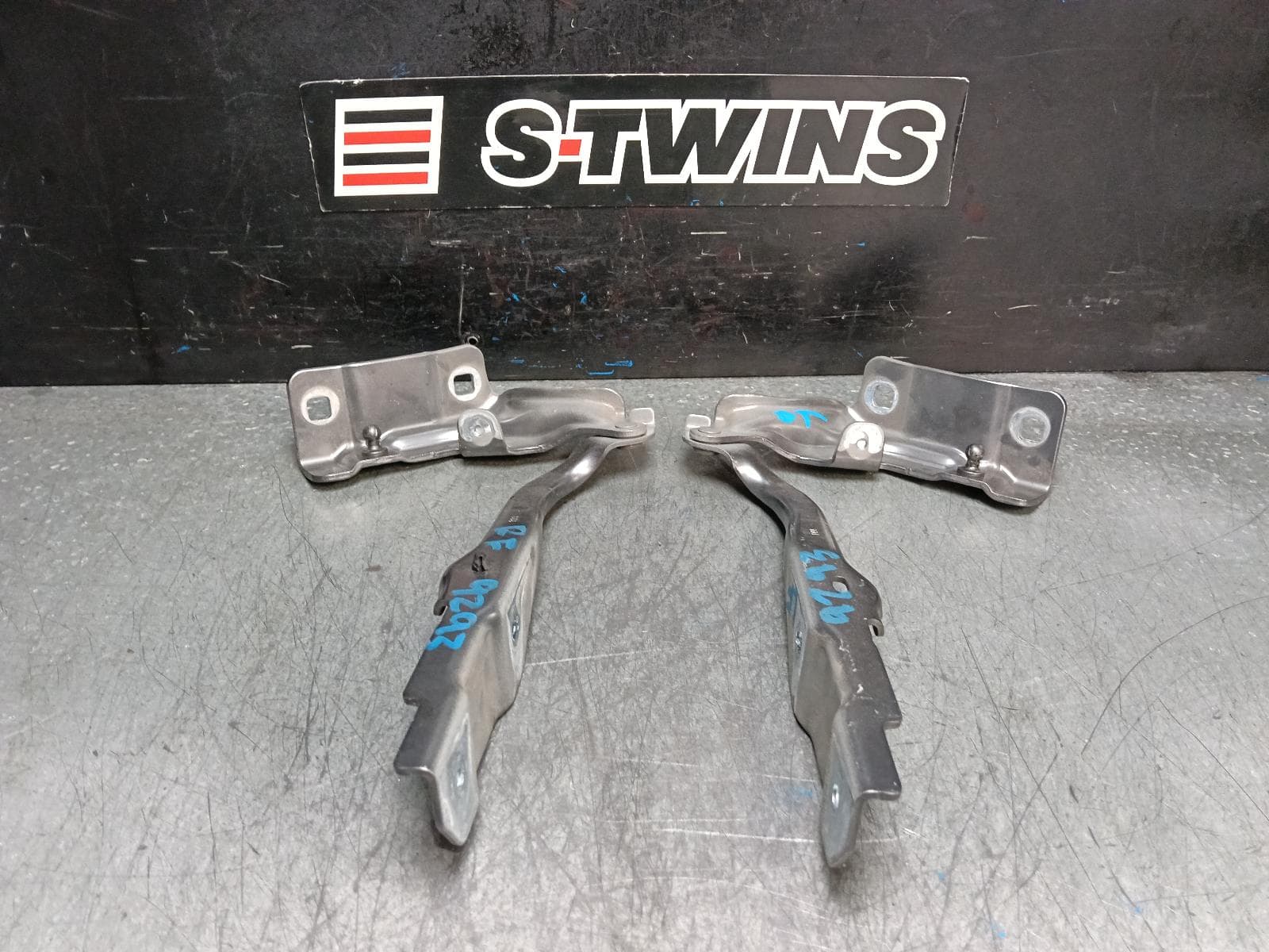 Used auto part listing image: 2021 RENAULT ARKANA BONNET HINGE STRUT JL1, 05/21- 0000391902
