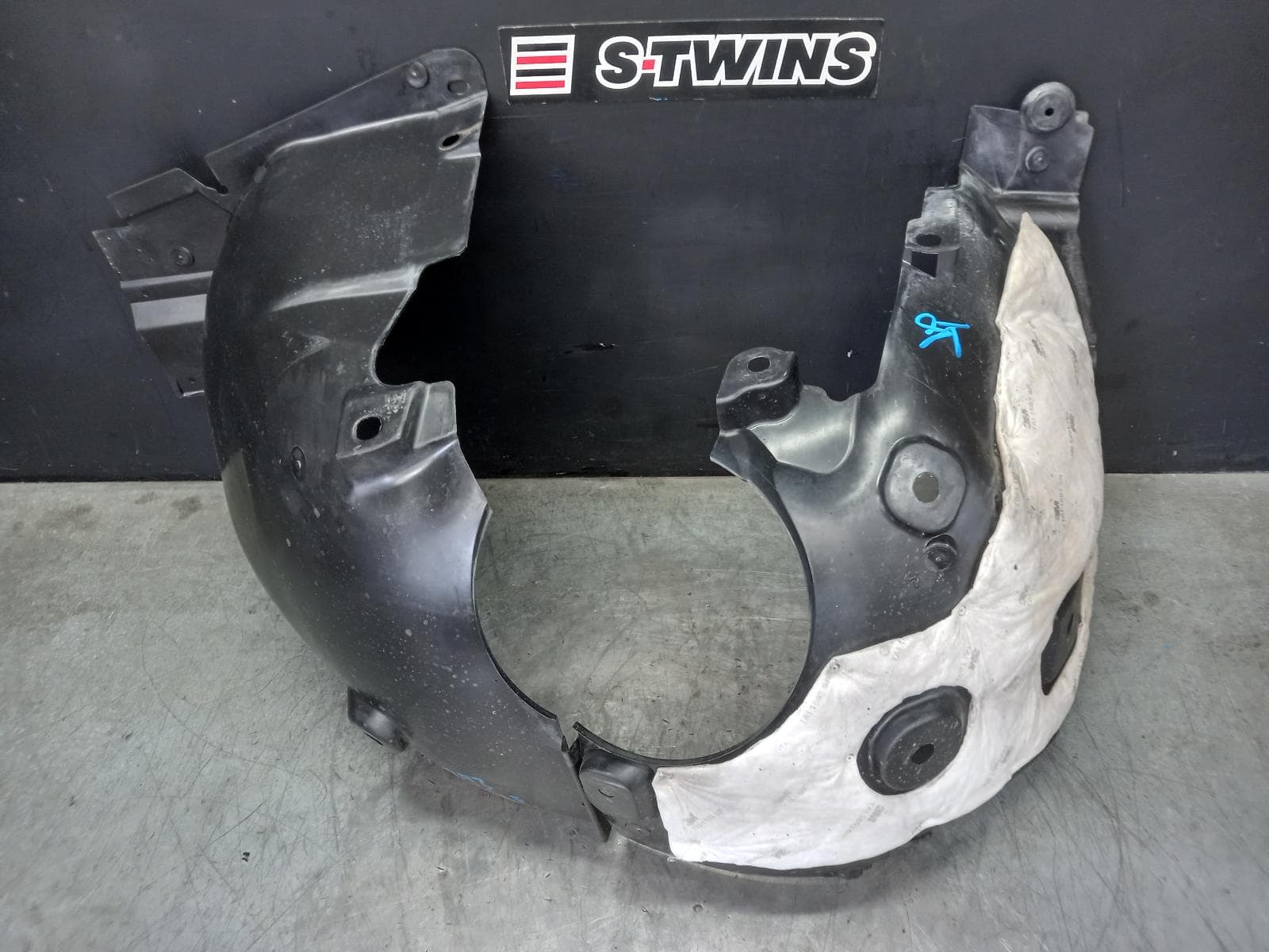 Used auto part listing image: 2021 RENAULT ARKANA LEFT GUARD LINER FRONT, JL1, 05/21- 0000391906