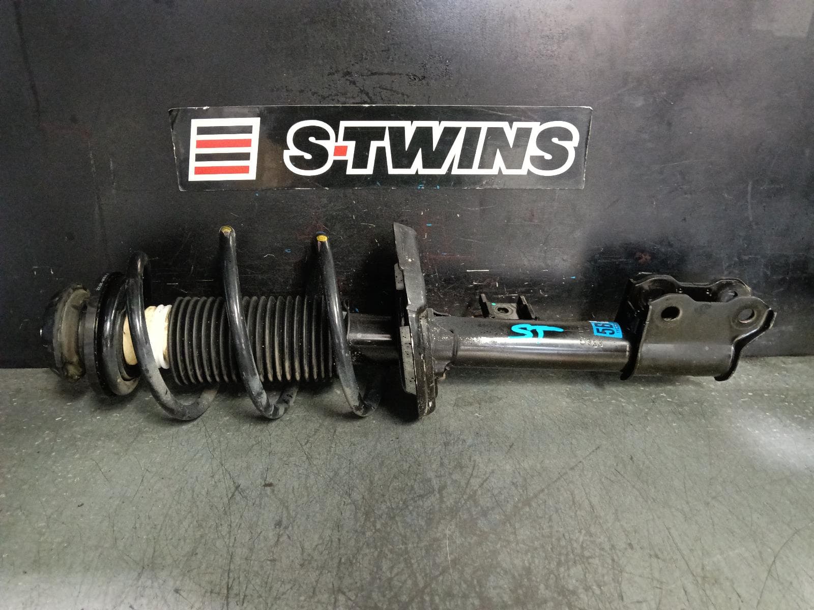 Used auto part listing image: 2021 RENAULT ARKANA LEFT FRONT STRUT JL1, 05/21- 0000391910