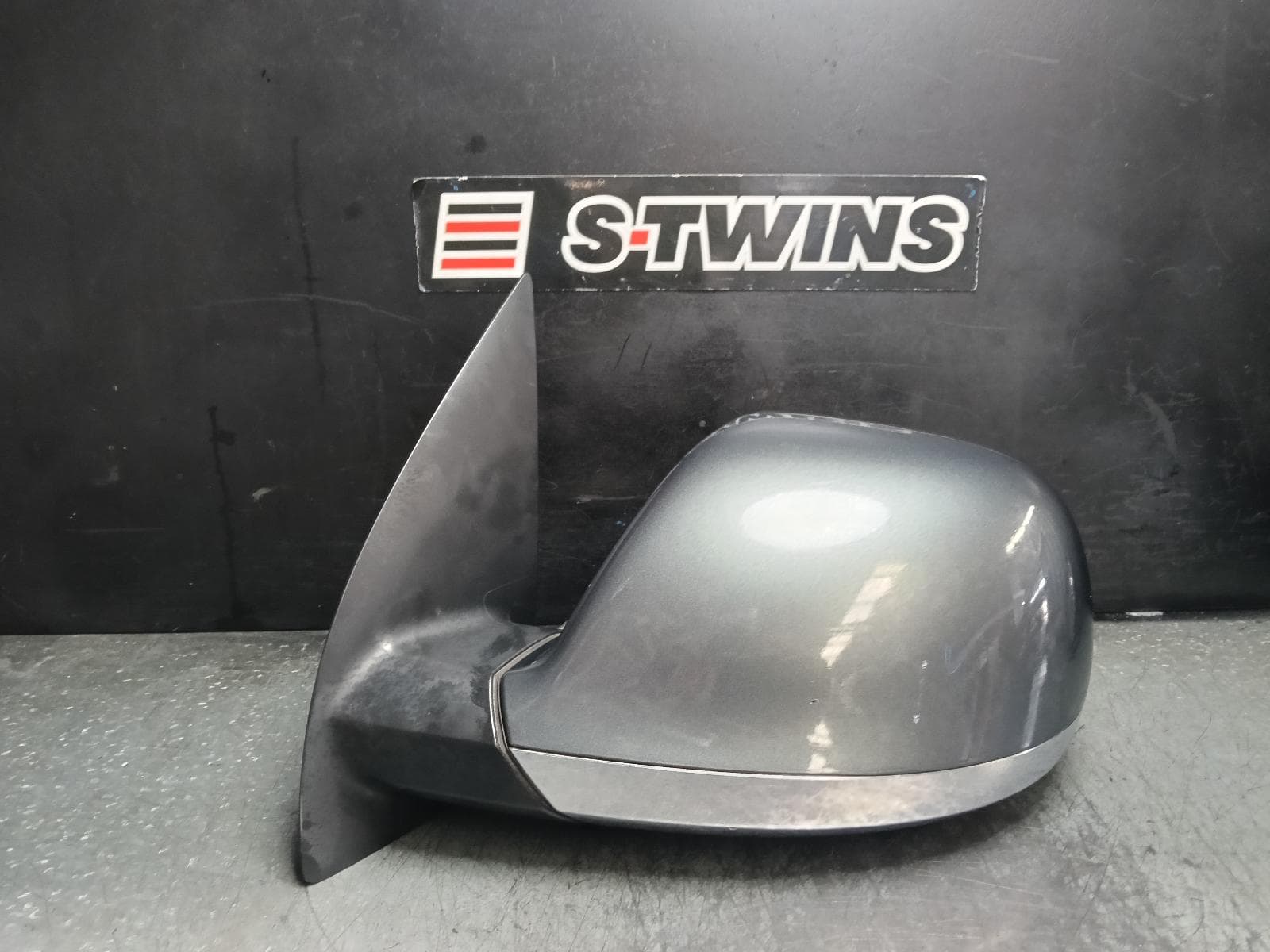 Used auto part listing image: 2018 VOLKSWAGEN AMAROK LEFT DOOR MIRROR 2H, MANUAL FOLD, PARTIAL COLOUR CODED/CHROME, 10 PIN TYPE, 07/13-09/22 0000408850