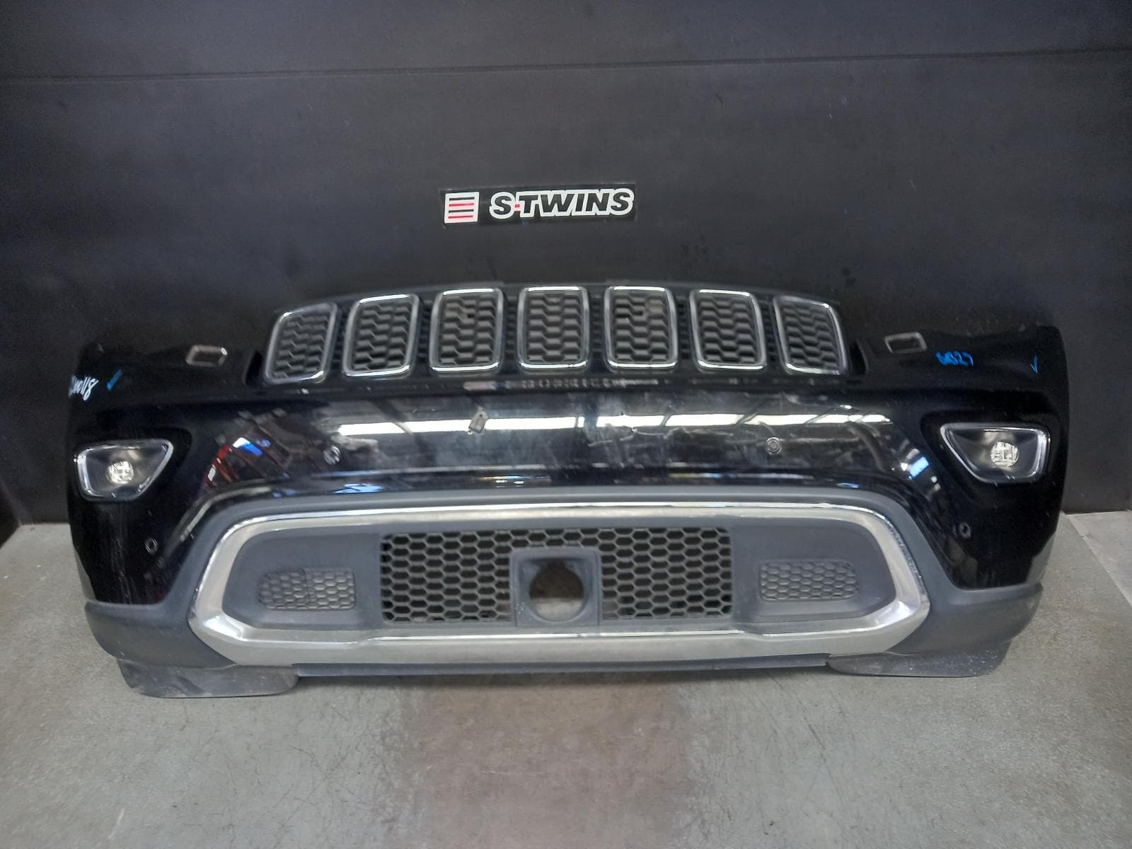 Used auto part listing image: 2018 JEEP GRANDCHEROKEE FRONT BUMPER WK, BUMPER BAR (2 PIECE), LIMITED, W/ PARALLEL & PERPENDICULAR PARK ASSIST TYPE, 07/13-02/22 0000375276