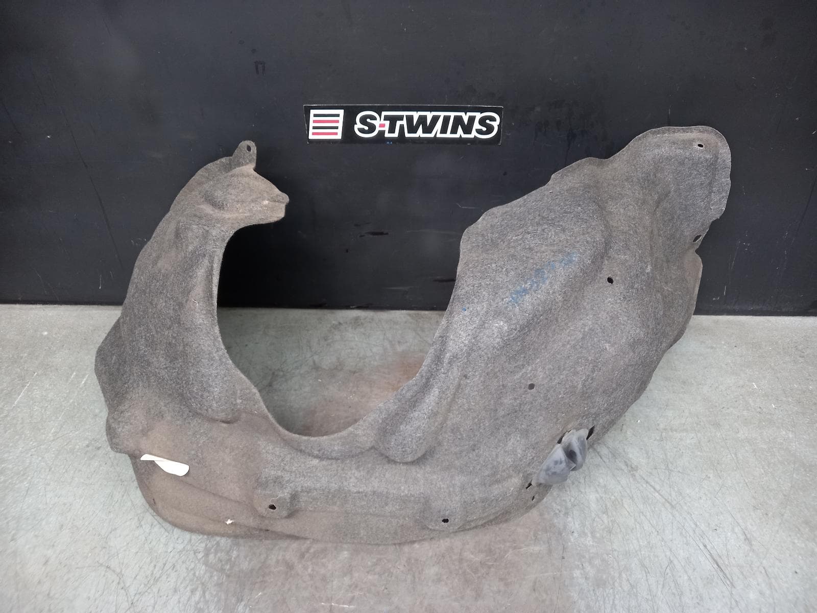Used auto part listing image: 2018 JEEP GRANDCHEROKEE RIGHT GUARD LINER WK, FRONT, NON SRT8/SRT/TRACKHAWK, 10/10-02/22 0000375282