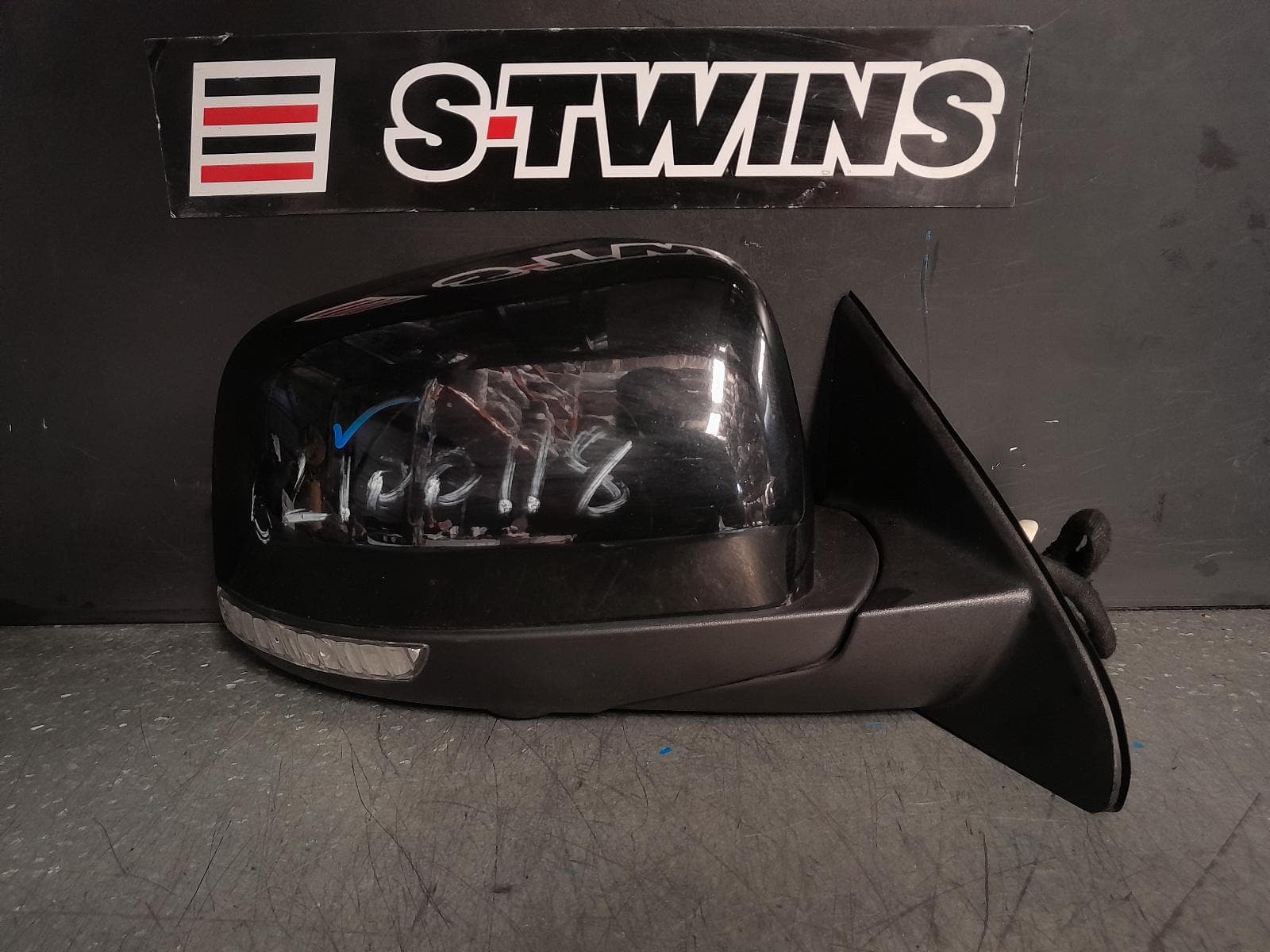 Used auto part listing image: 2018 JEEP GRANDCHEROKEE RIGHT DOOR MIRROR W/ MEMORY, AUTO DIM, BLIND SPOT, PUDDLE, COLOUR CODED, WK, 01/17-02/22 0000375284