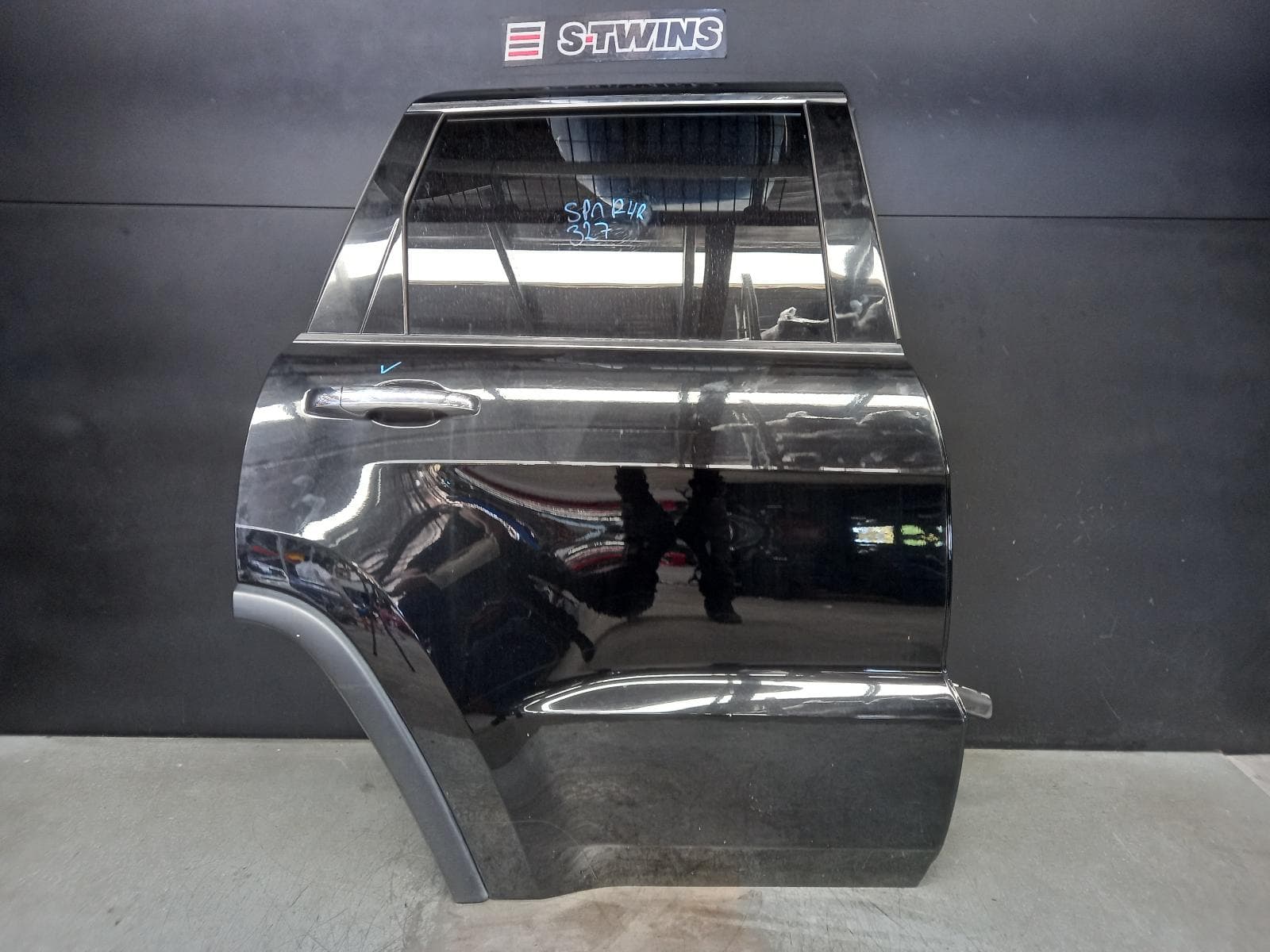 Used auto part listing image: 2018 JEEP GRANDCHEROKEE RIGHT REAR DOOR SLIDING WK, NON MOULD TYPE, NON SRT/SRT8, 10/10-02/22 0000375188