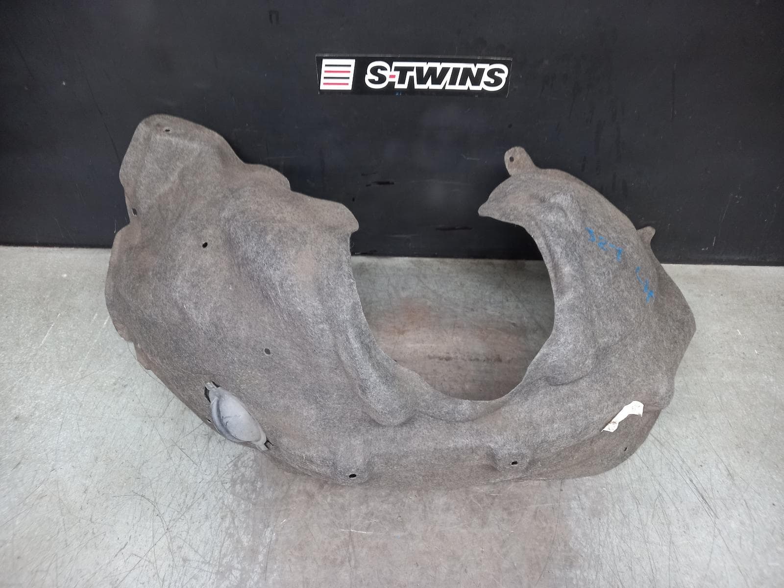 Used auto part listing image: 2018 JEEP GRANDCHEROKEE LEFT GUARD LINER WK, FRONT, NON SRT8/SRT/TRACKHAWK, 10/10-02/22 0000375286