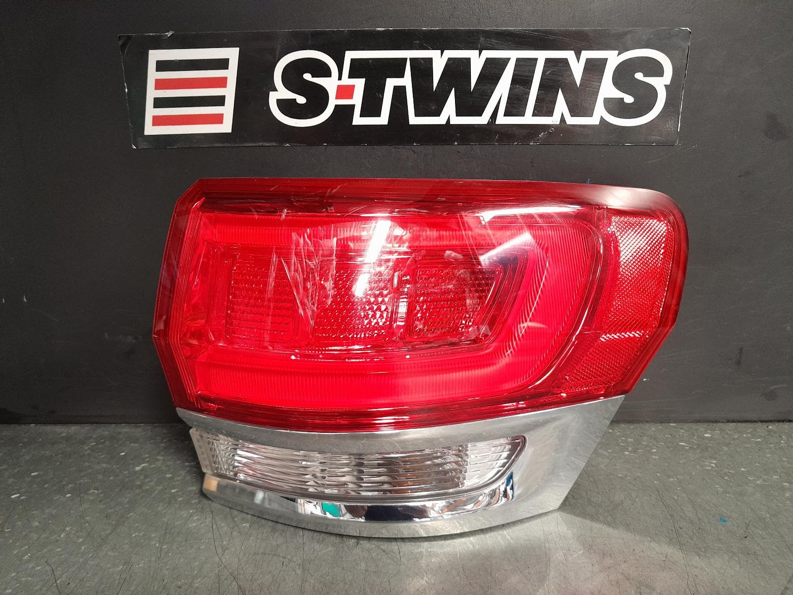 Used auto part listing image: 2018 JEEP GRANDCHEROKEE RIGHT TAILLIGHT WK, LAREDO/OVERLAND/LIMITED, W/ CHROME BEZEL, 04/13-02/22 0000375290
